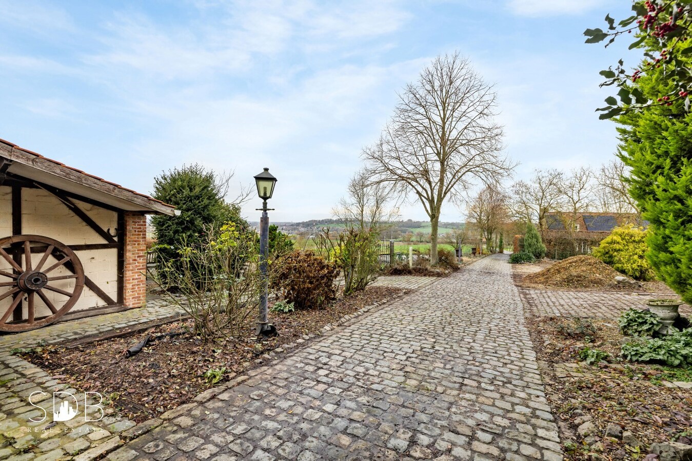 Authentieke hoeve met bijgebouwen met graslanden op circa 8.750m² 