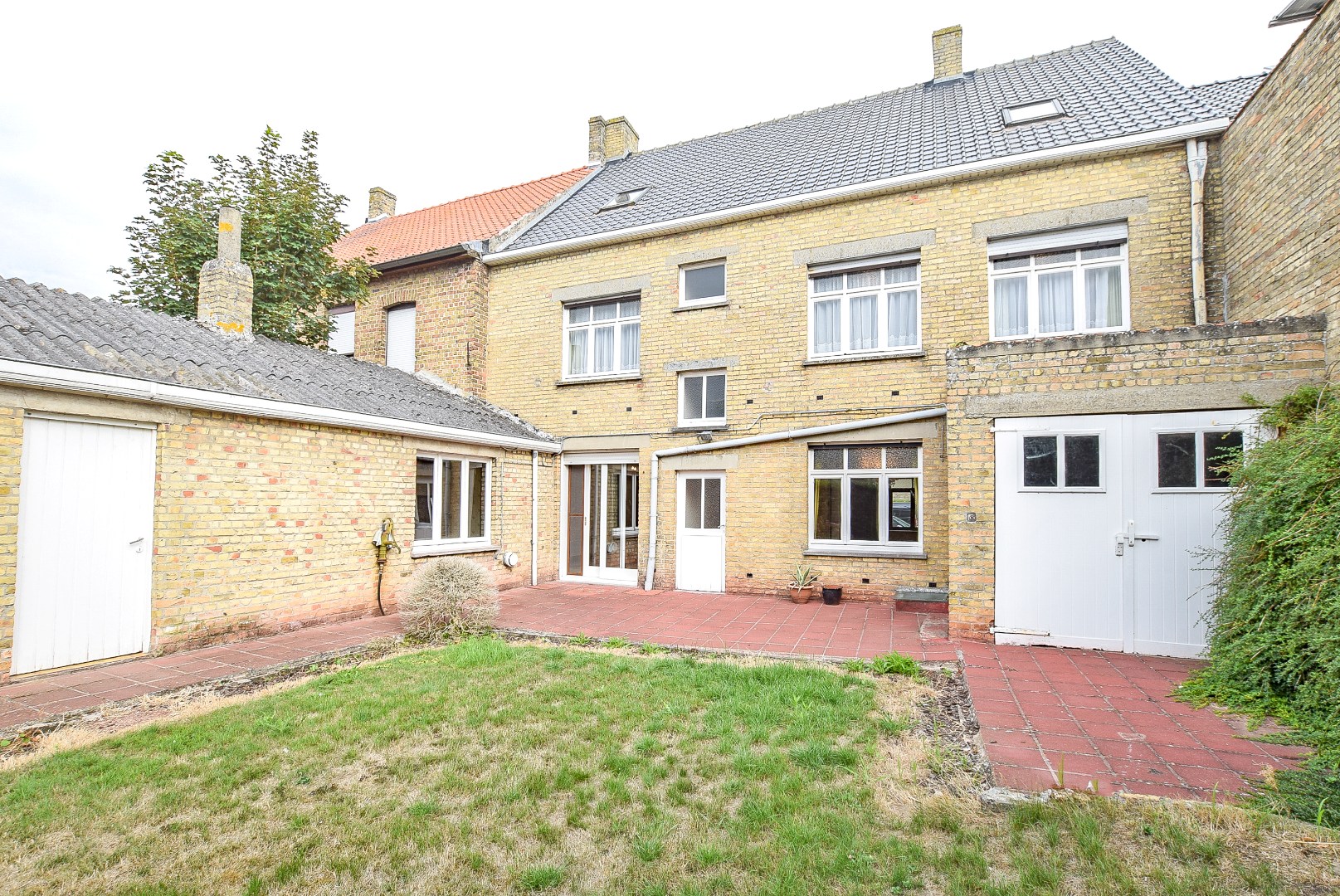 Zeer ruime te renoveren woning met statige gevel op 445 m² met zuid-west georiënteerde tuin. 