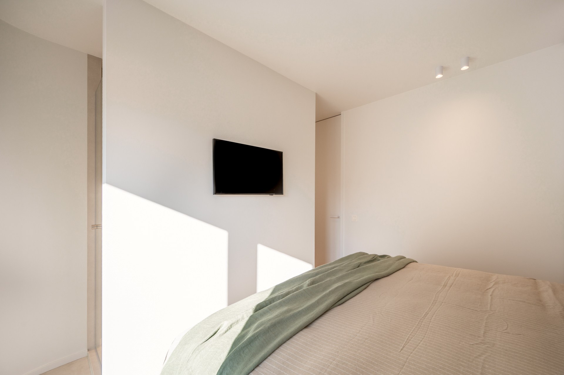 Exclusief gerenoveerd appartement met 3 slaapkamers te koop vlak bij het Albertstrand en het Lichtorenplein. 