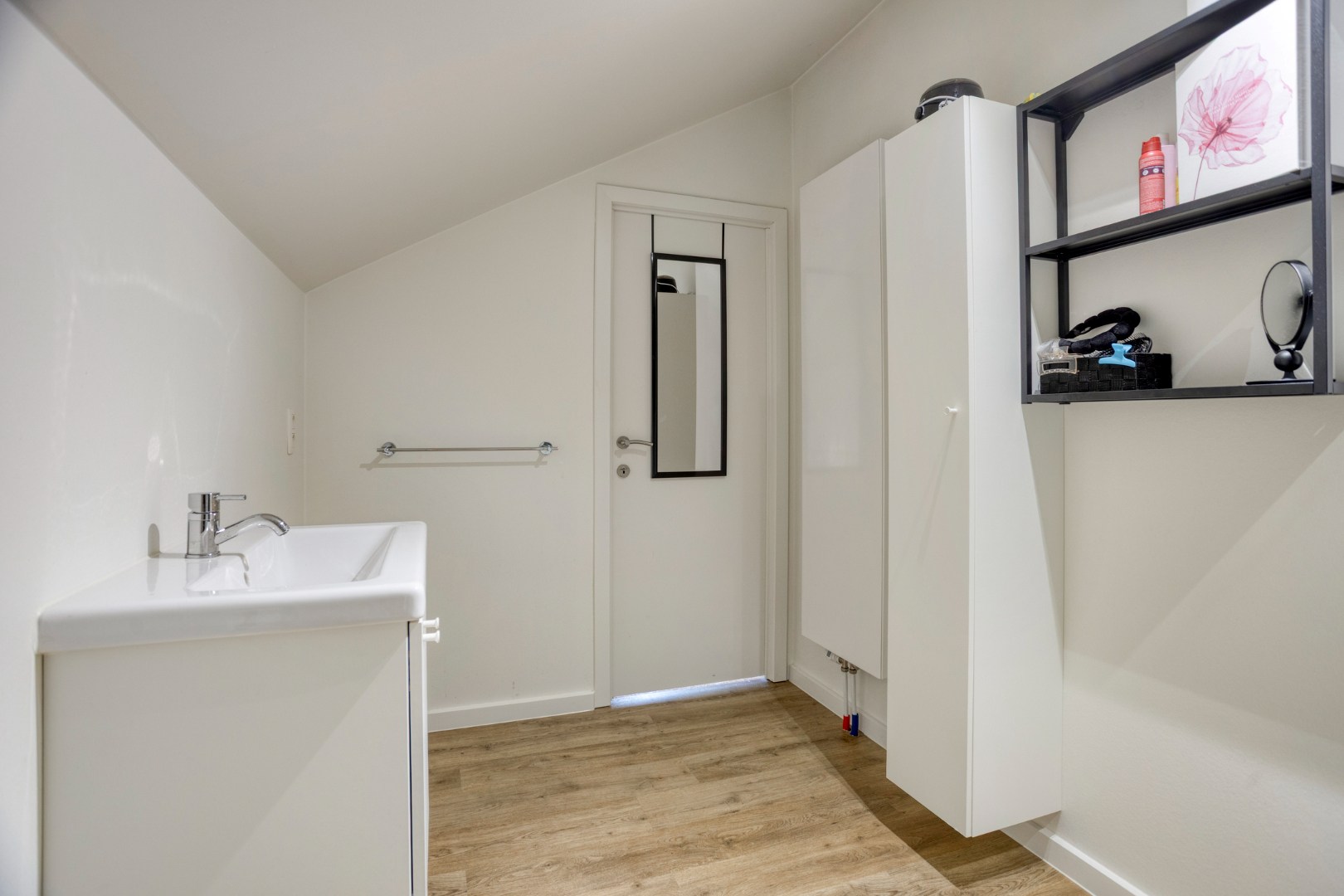 Badkamer 1 met douche, toilet en enkele lavabo