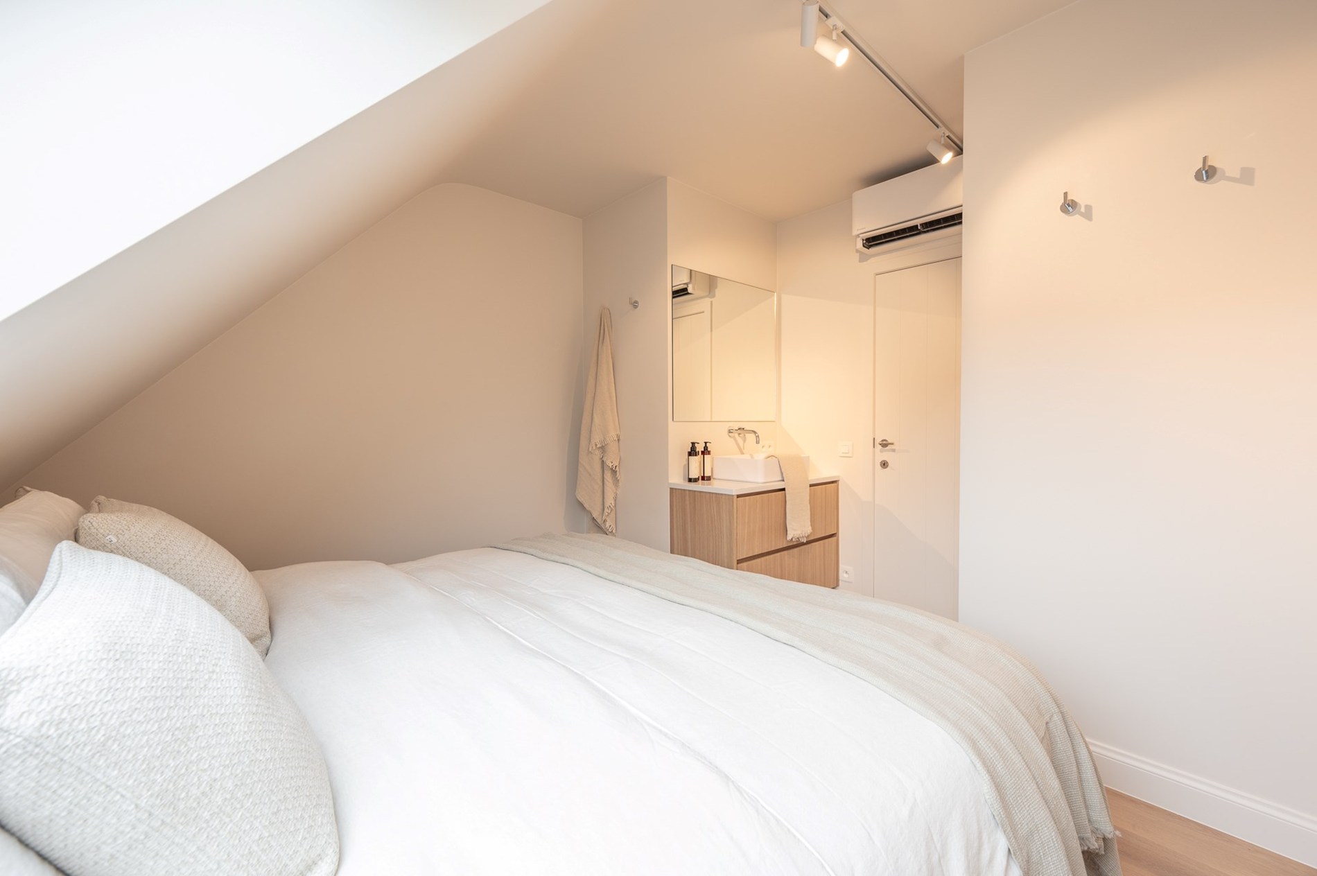 et strand.Magnifique appartement en duplex magnifiquement rénové avec vue latérale sur la mer, 2 chambres à coucher complètes, 2 grandes terrasses et un niveau de finition exceptionnel, situé à quelqu 