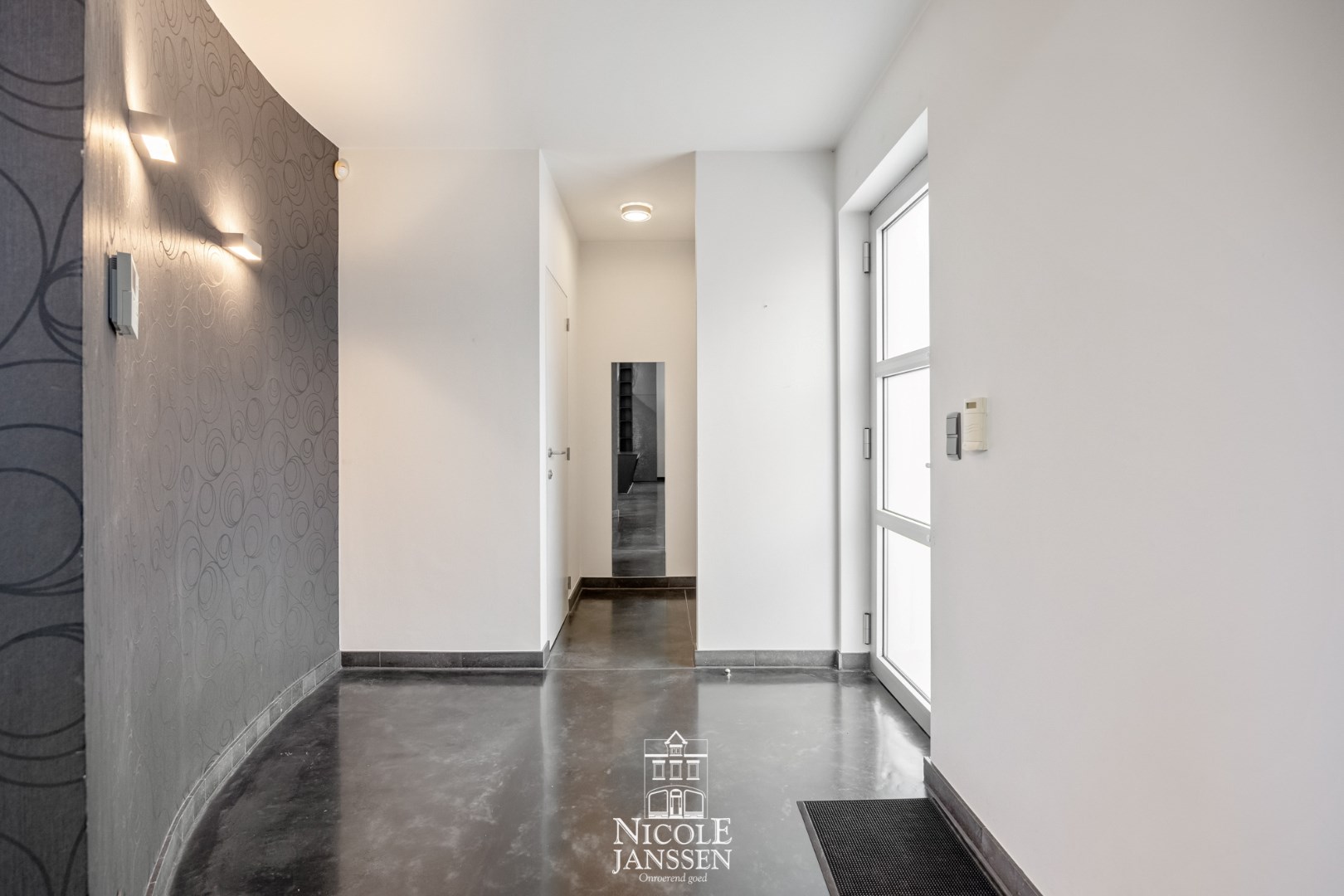 Ruime inkomhal met vestiaire ruimte en gastentoilet met fonteintje