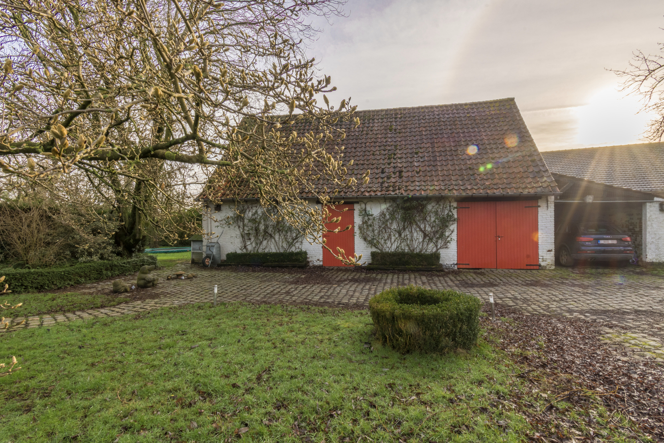 Idyllisch gelegen hoeve-villa met schuur 