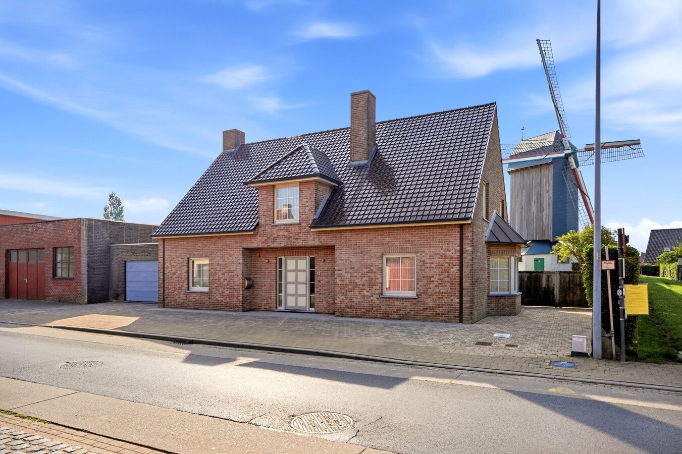 Ruime halfopen woning met 5 slaapkamers te koop in Werken met garage en ruime tuin! 