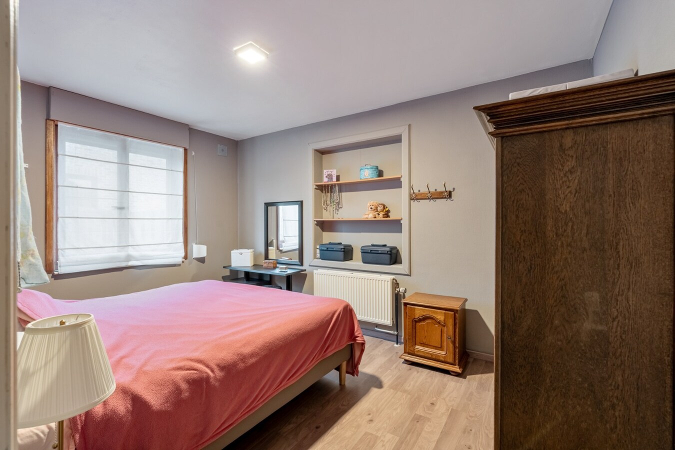 Vrijstaande gezinswoning, gebouwd in 1993 op een perceel van 5a74ca, gunstige ligging vlakbij het centrum. 