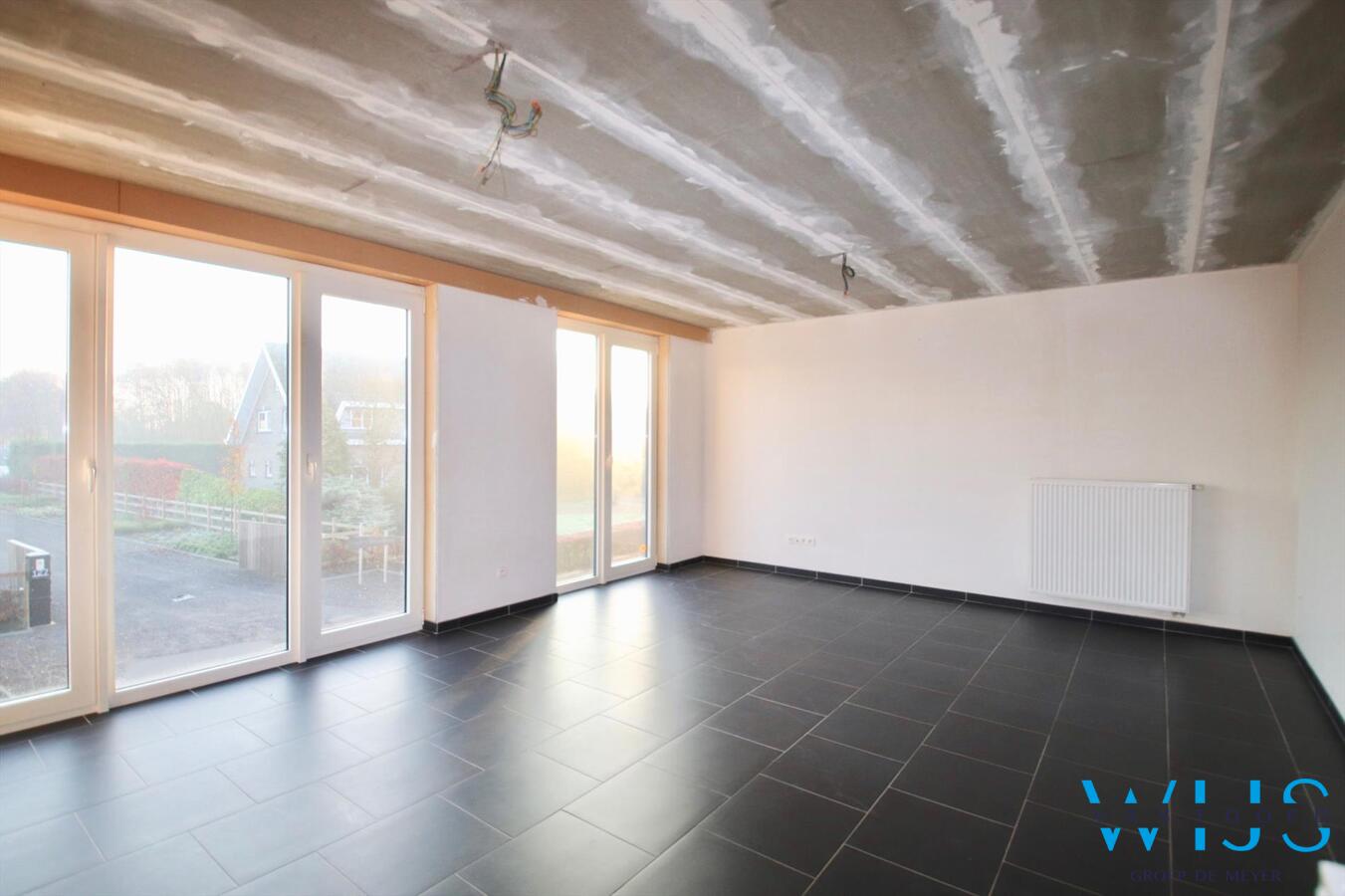 Recent tweeslaapkamer appartement met zonneterras &amp; garage te BASSEVELDE! 