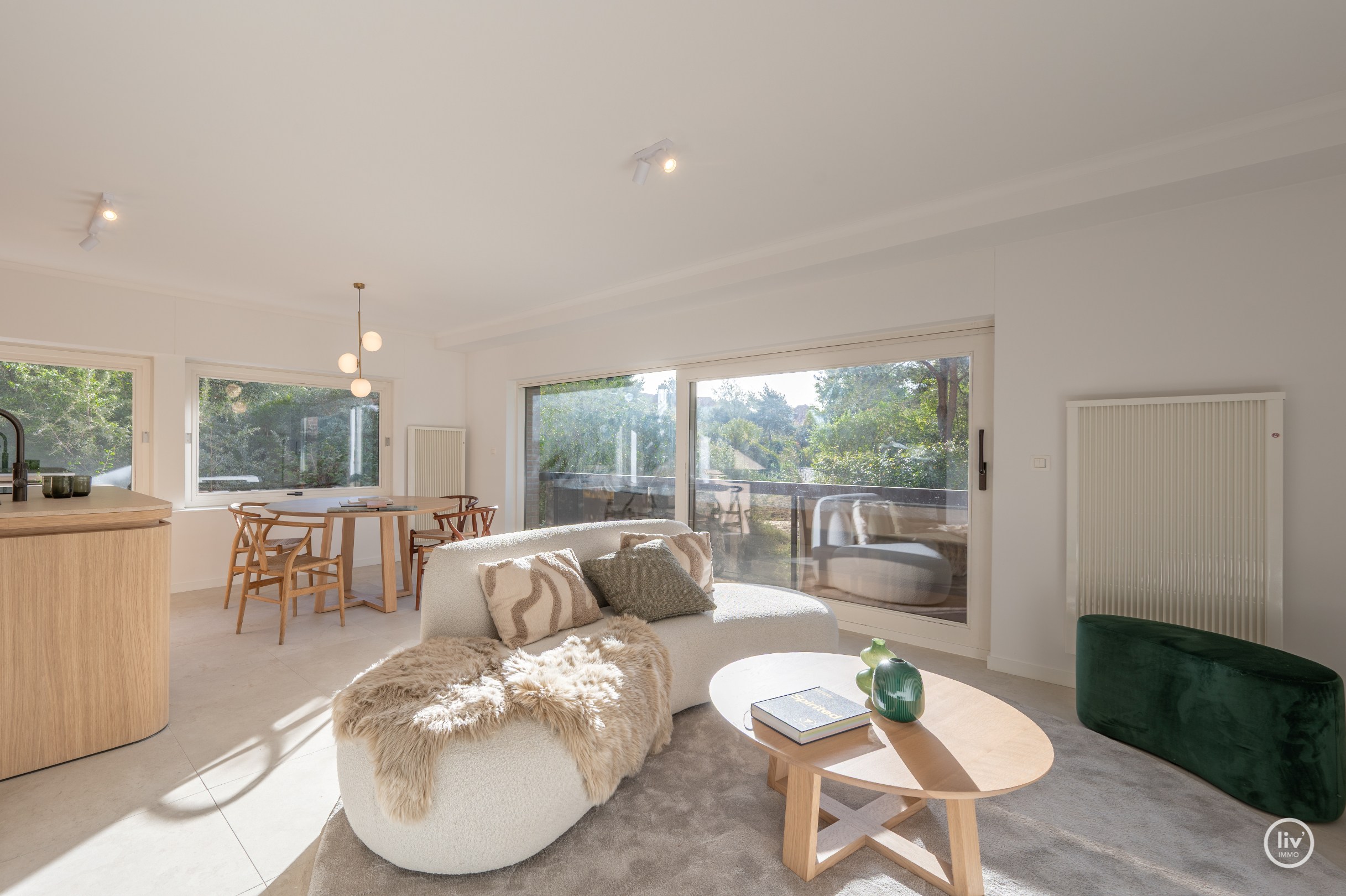 Cet appartement magnifiquement situé bénéficie d'une orientation sud et se trouve dans un environnement verdoyant et calme, directement attenant au parc Yzer. 