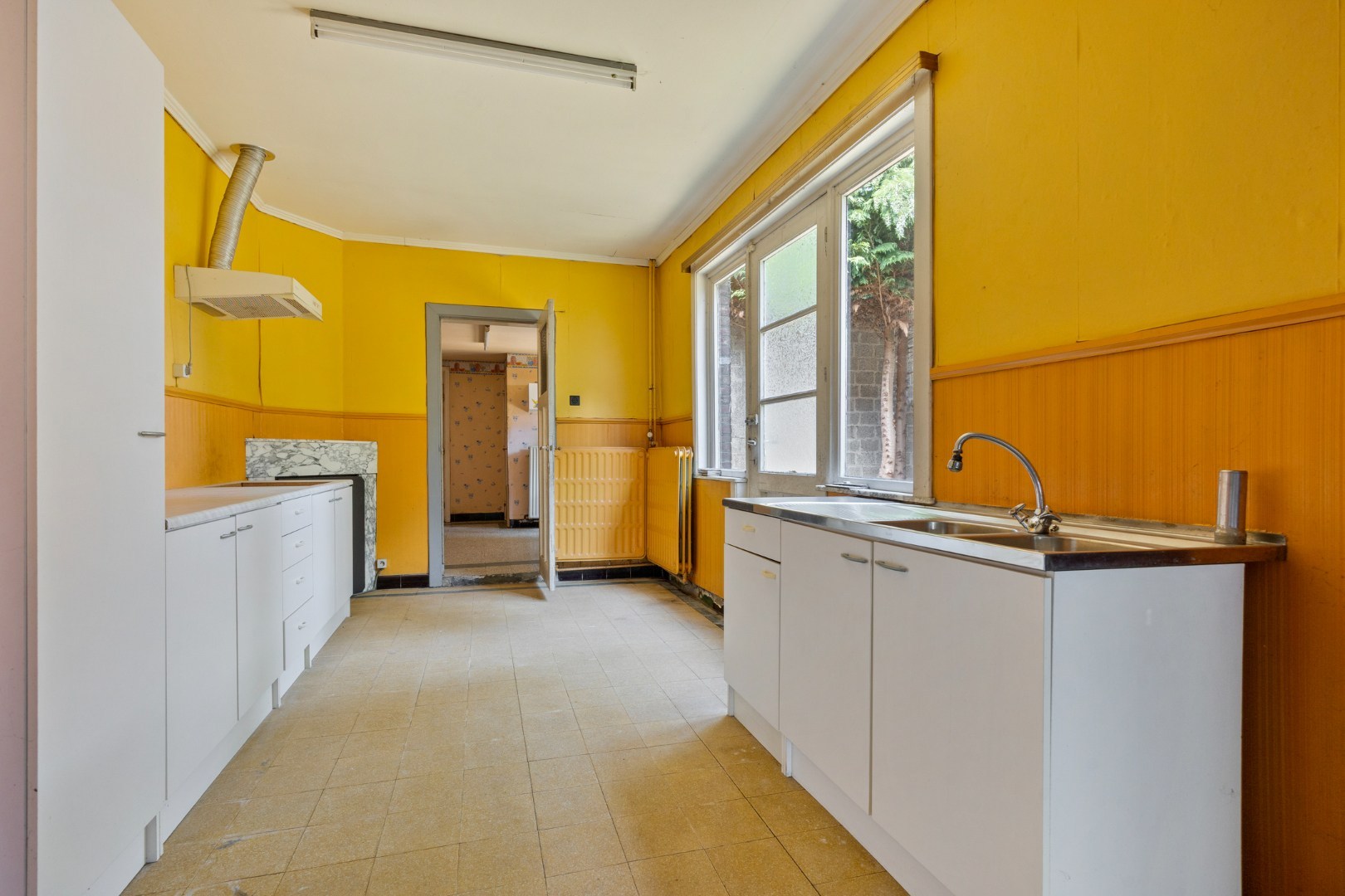 Ruime te renoveren woning met 3 slaapkamers in Lubbeek met doorgang langs het perceel van de buren. EPC: 736 KWH/m² 