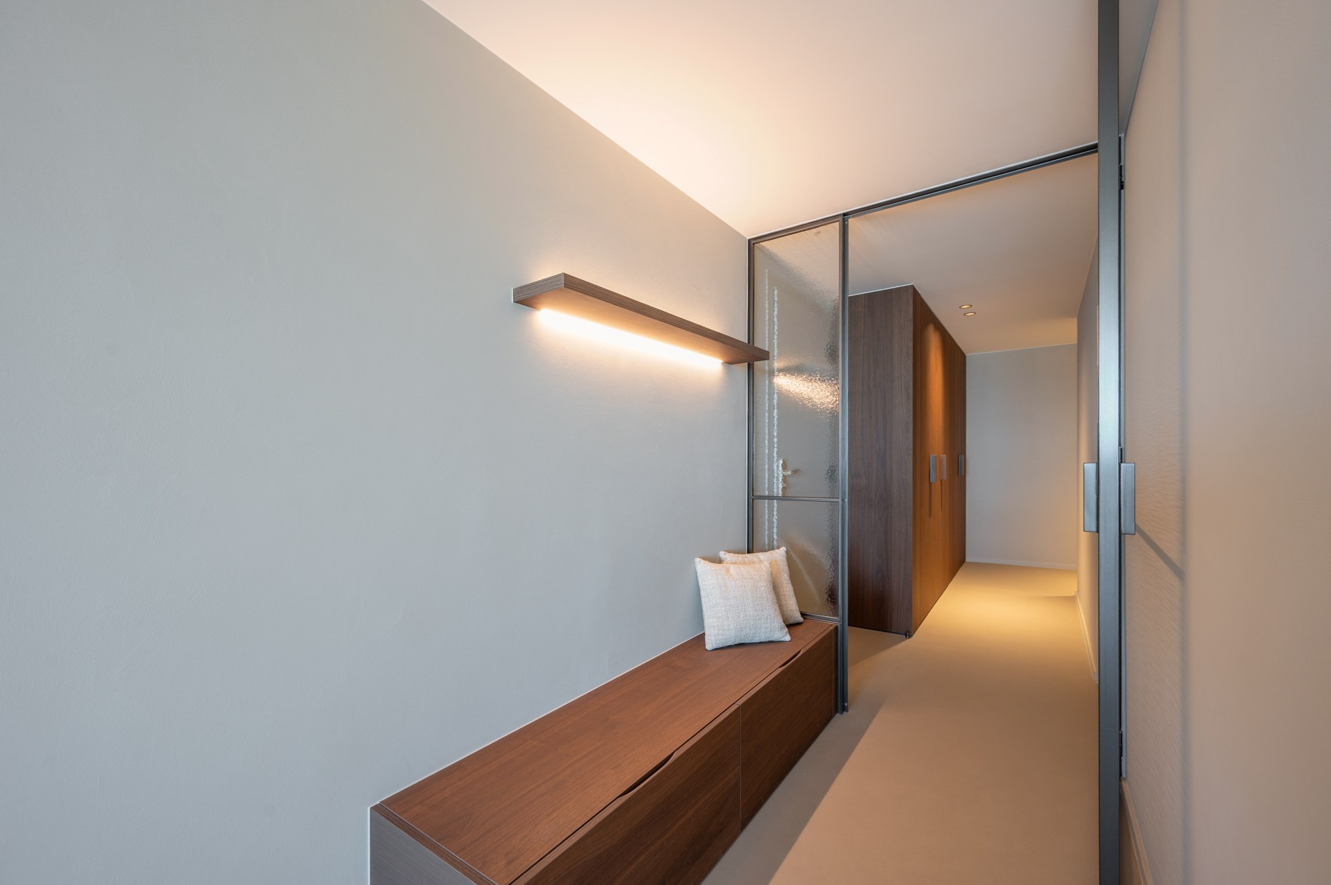 Prachtig gerenoveerd en instapklaar appartement met 3 slaapkamers en frontaal zeezicht, gelegen in een prestigieuze residentie op de zeedijk in het Zoute. 