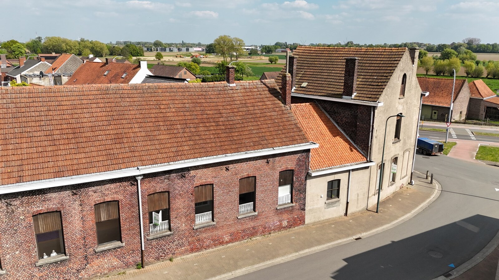 Grote eigendom met atelier. 