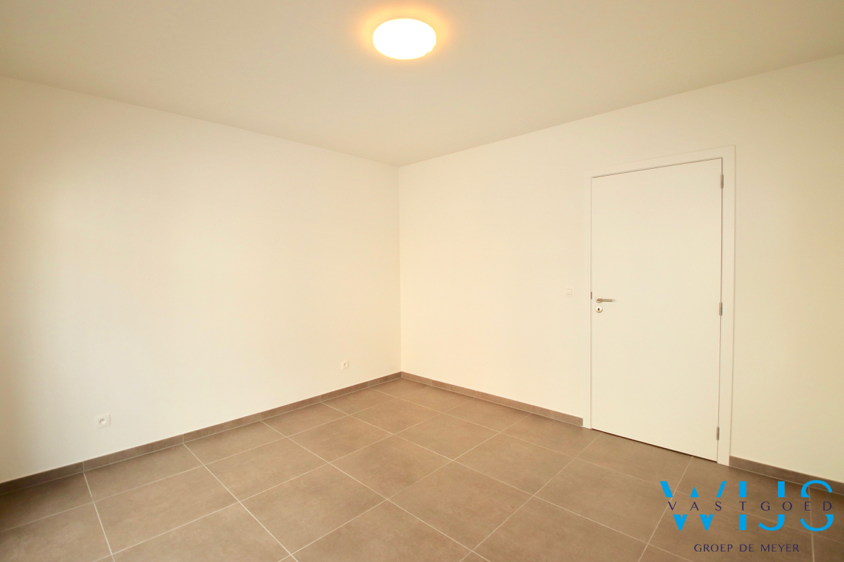 Instapklaar GELIJKVLOERSAPP. met tuin &amp; garage te Zelzate ! 