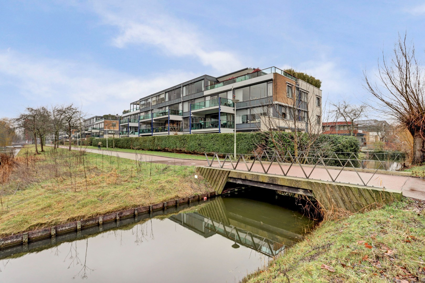 Licht en royaal 3-kamerappartement op de 2e etage met riant balkon en een garagebox in de onderbouw. 