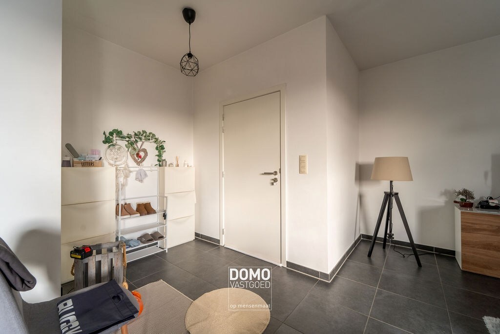 Instapklaar en lichtrijk 2-slaapkamerappartement met zonnig terras en parking in Diepenbeek 