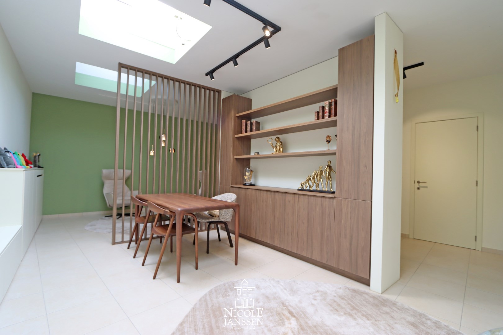 Veel natuurlijk lichtinval door de grote raampartijen 