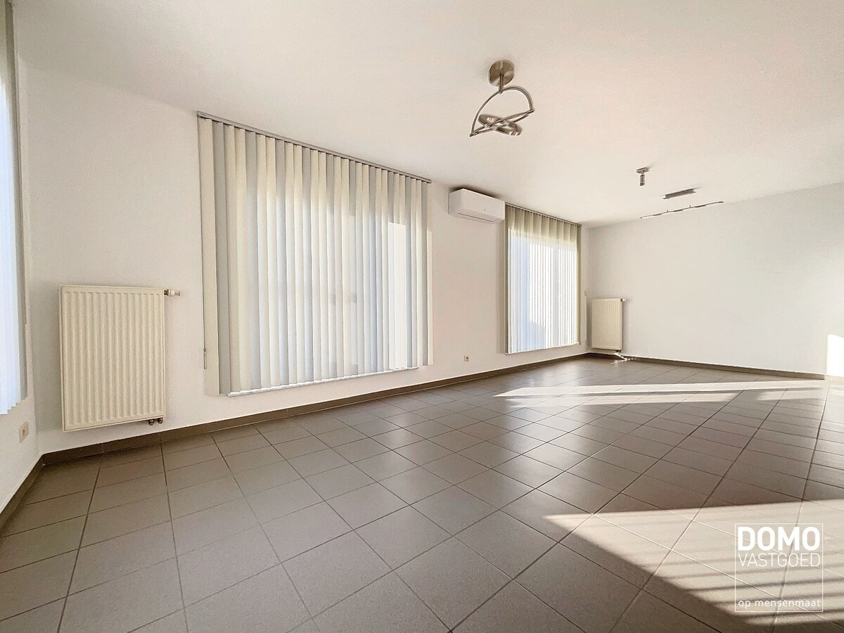 RUIM APPARTEMENT MET 3 SLAAPKAMERS EN GARAGE TE TUILT 