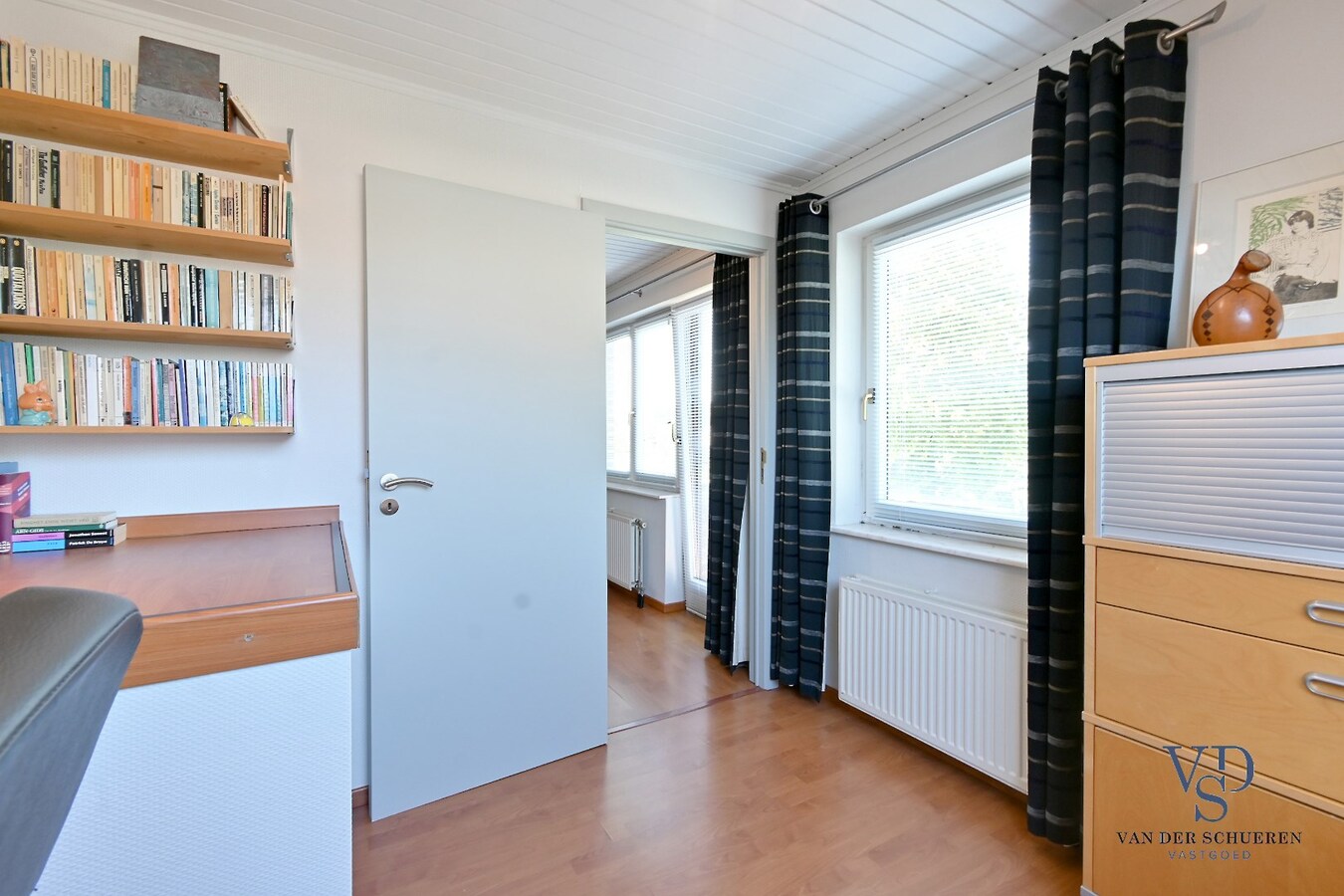 Tijdloze villa met zwembad in residentiële wijk 