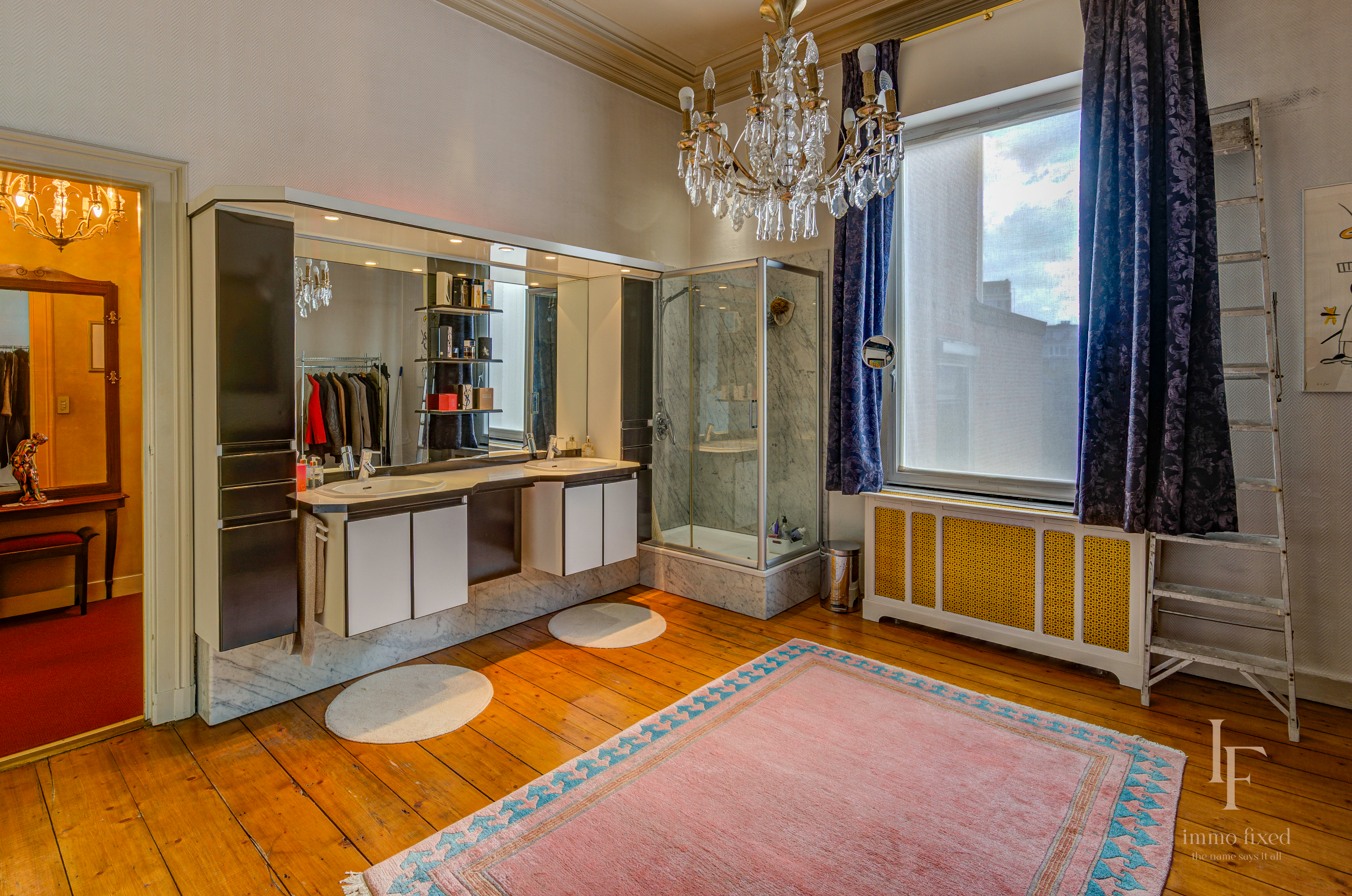 Een uitzonderlijk herenhuis met zes slaapkamers en een zuidgerichte stadstuin in hartje Antwerpen. 