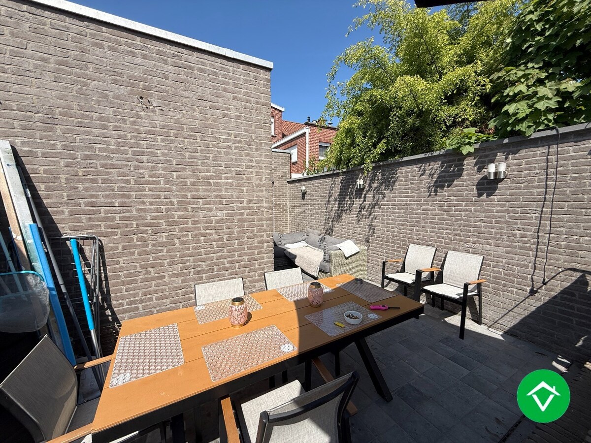 Instapklare woning met drie slaapkamers, tuin met uitweg, zolderkamer te Roeselare 