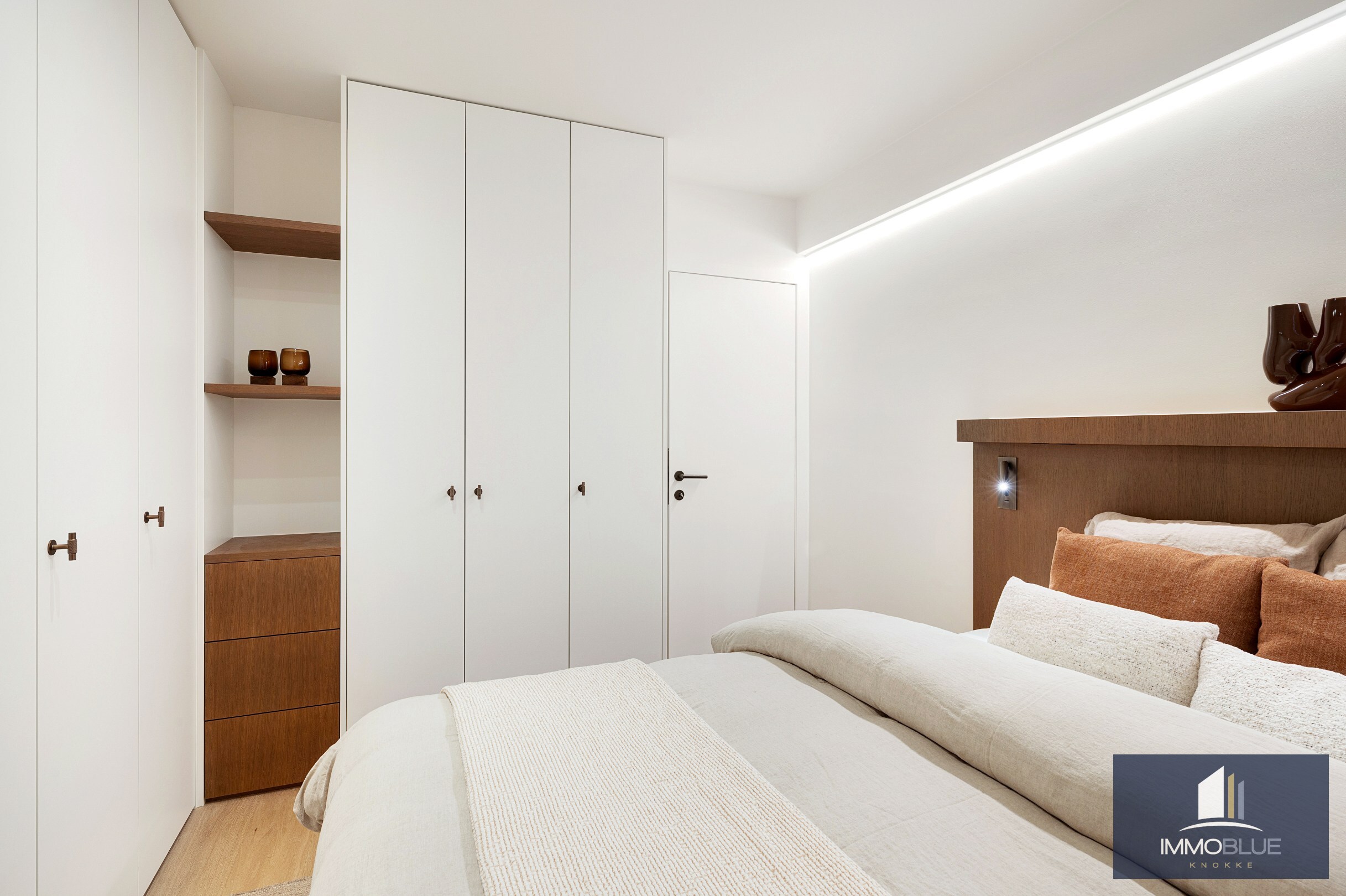 Uitzonderlijk hoekappartement, gelegen in de Zoutelaan, met een gevelbreedte van ca. 16 meter en biedt een open uitzicht op de Lippenslaan. 