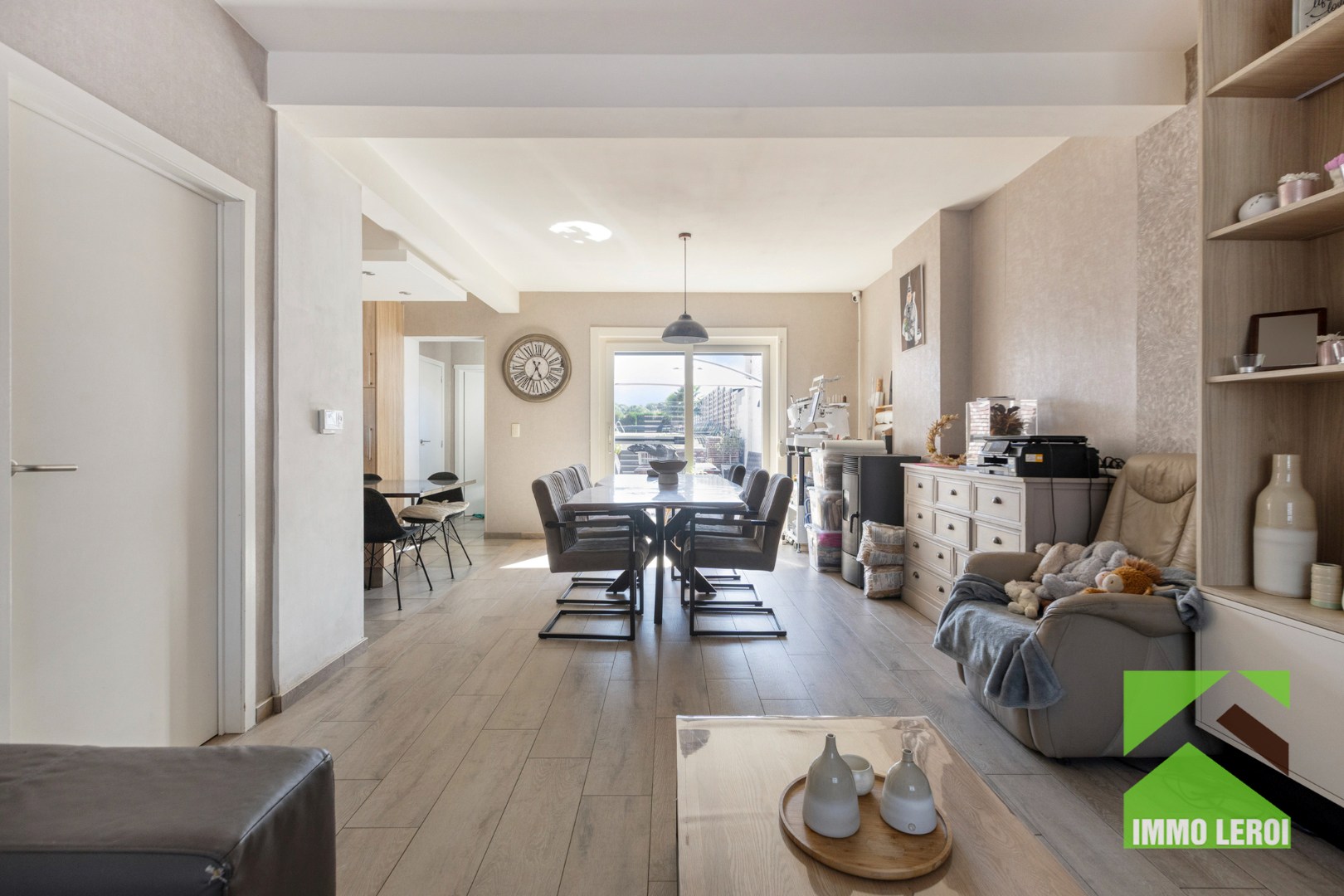 Woonkamer met doorgang eetkamer