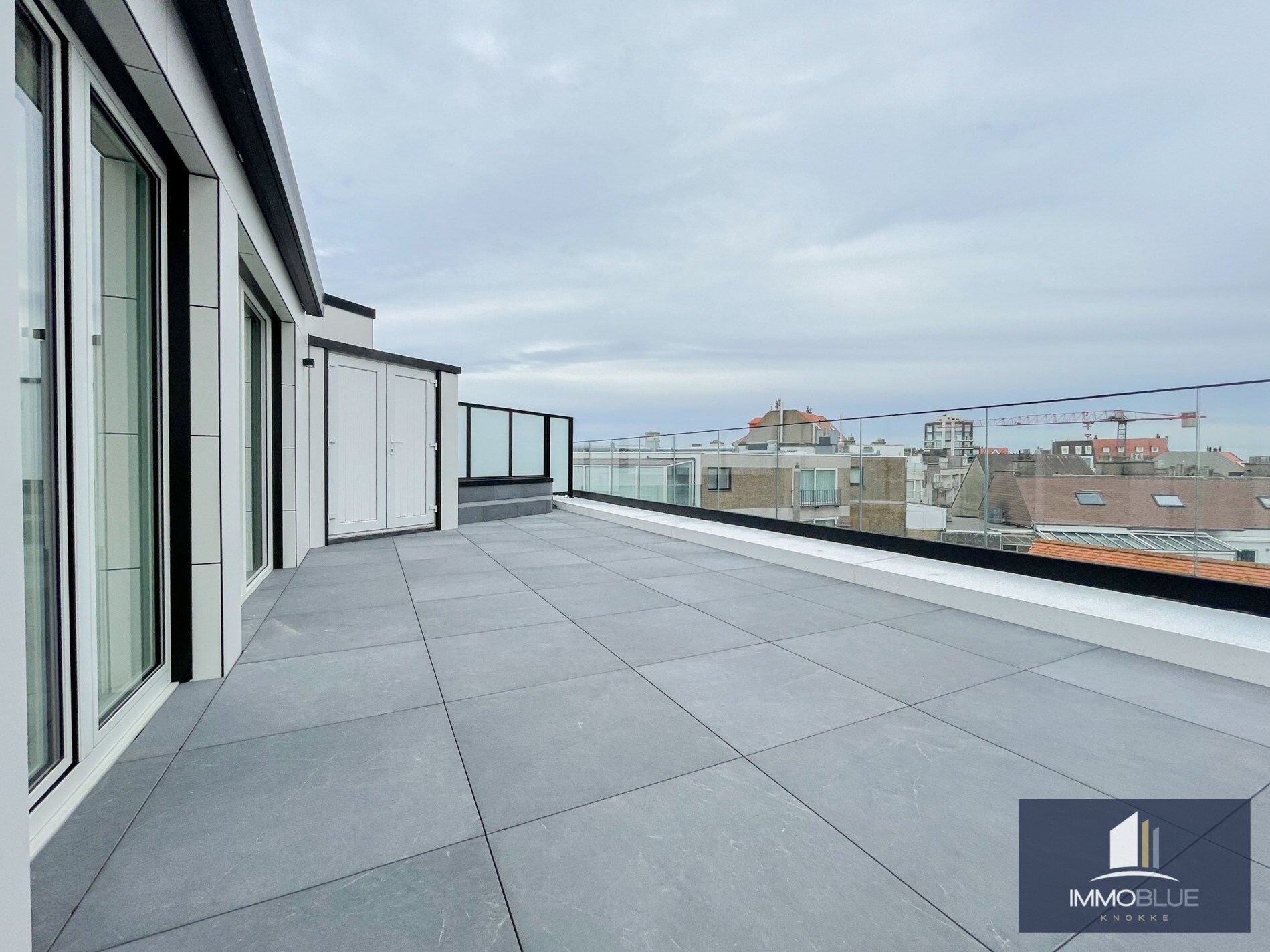 Volledig gerenoveerd dakappartement met een terras van ongeveer 45 m². 