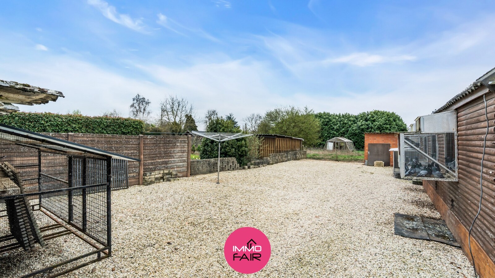 Knusse, betaalbare woning met dubbele garage in het geliefde Leut! 