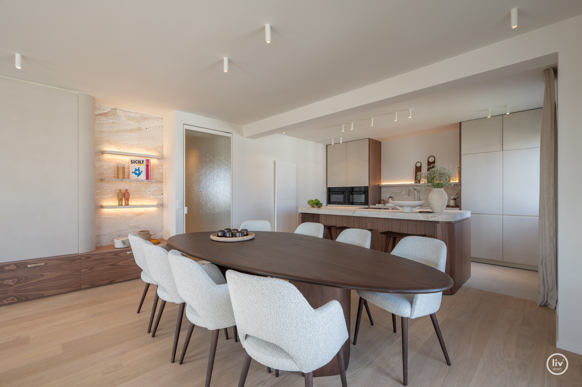 Zeer luxueus gerenoveerd 4 slaapkamer hoekappartement ideaal gelegen te Duinbergen genietend van zeezicht. 