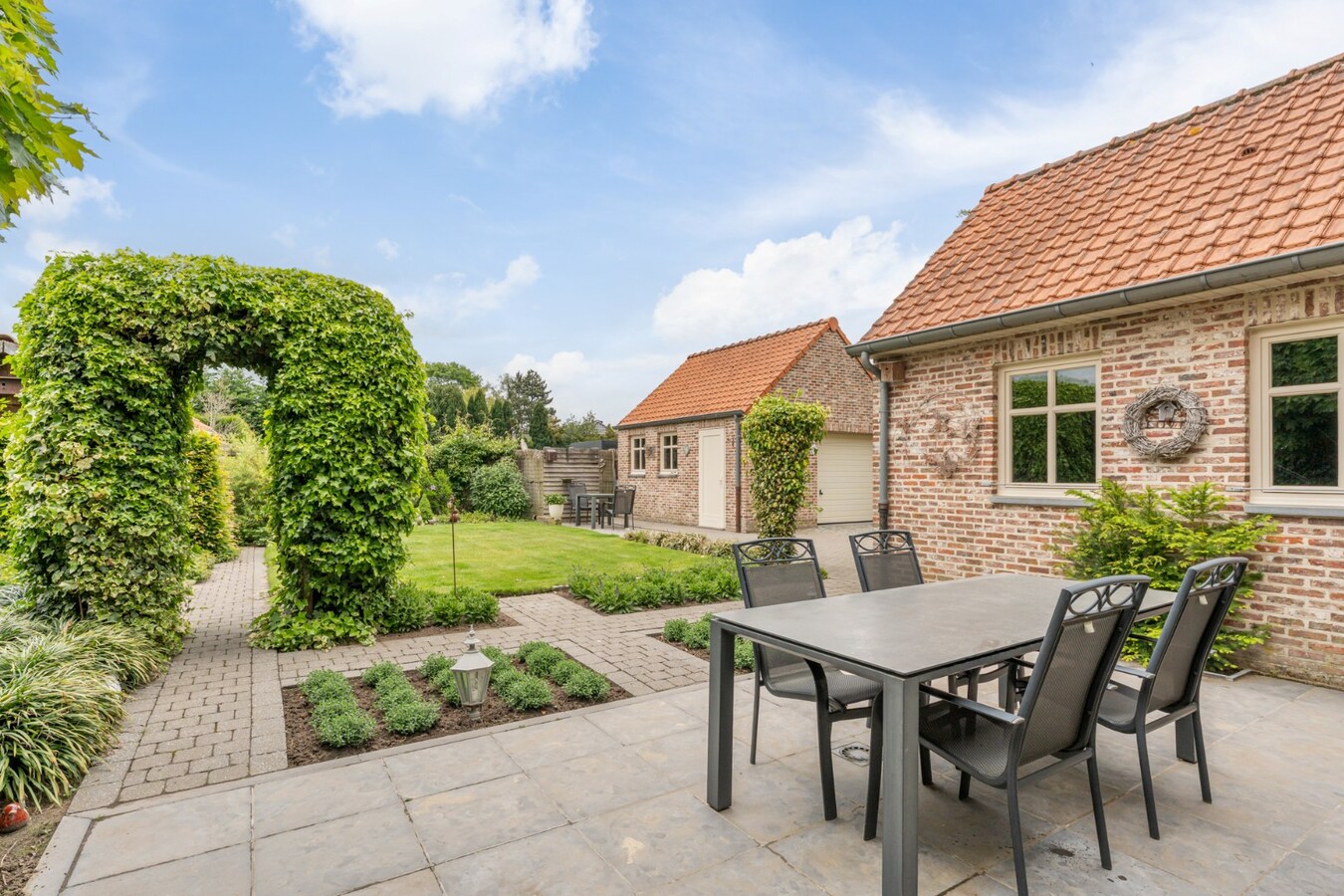 Stijlvolle, goed afgewerkte woning op een perceel van 6a32ca op een rustige locatie te Kinrooi! 