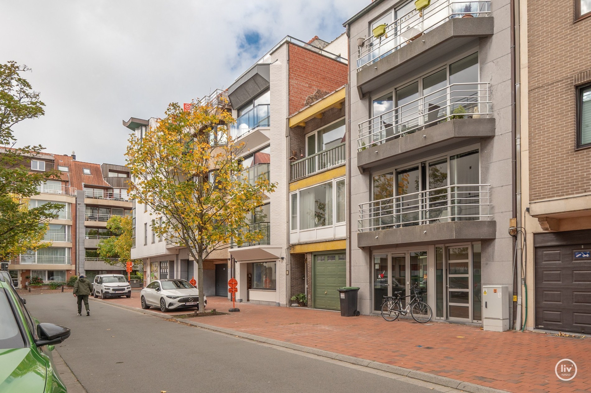 Gerenoveerd penthouse met 2 slaapkamers centraal gelegen op de August Dansestraat te Knokke. 
