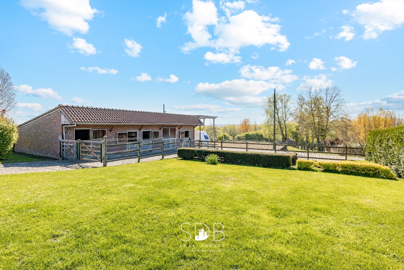 Landelijke woning met stalgebouw, buitenpiste en graslanden 