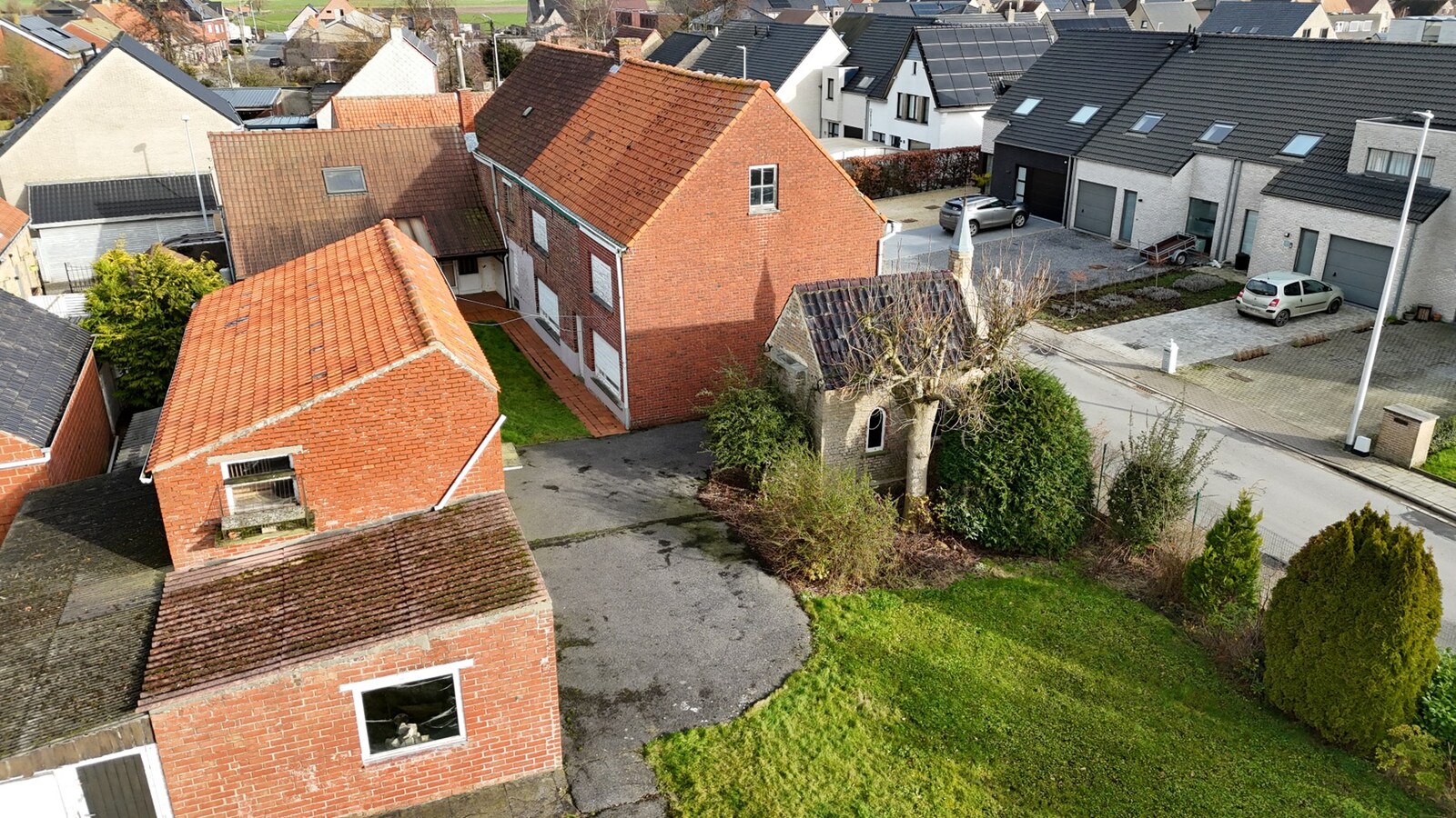 Te renoveren woning met 5  slaapkamers en bijhorend stuk bouwgrond te Koekelare 