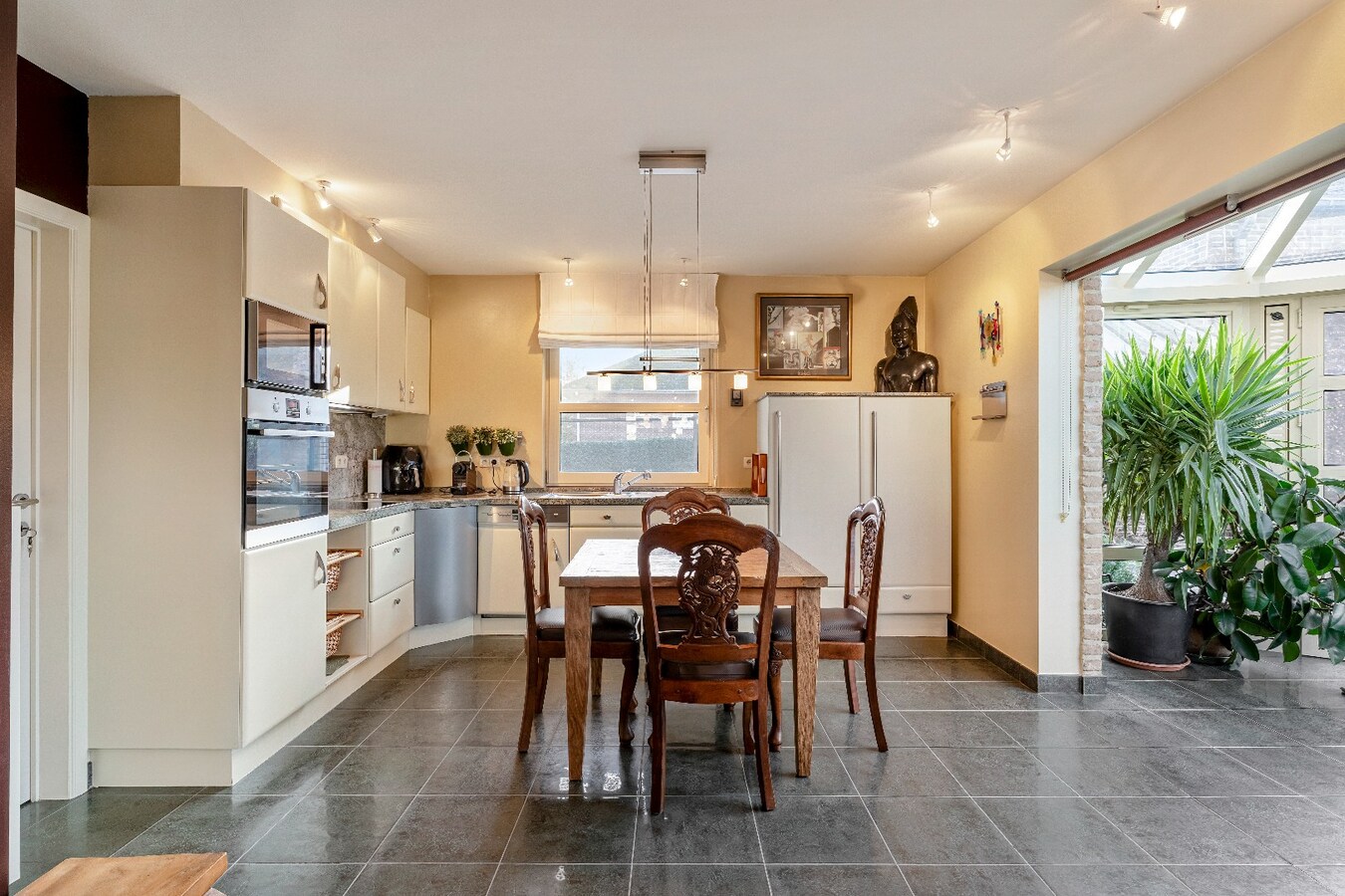 Duurzame, veelzijdige woning met karakter, energiezuinig comfort én prachtige tuin, op toplocatie. 