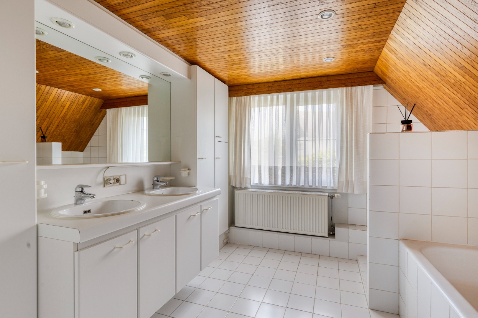 Statige woning met prachtige tuin op een unieke ligging in Geel-centrum 