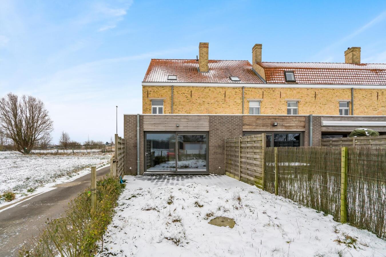 Landelijk gelegen, ruime halfopen woning met garage. 