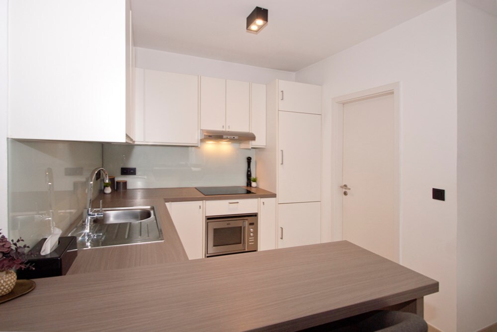 Instapklaar gelijkvloers - 2 slpks - ruim terras - parking 