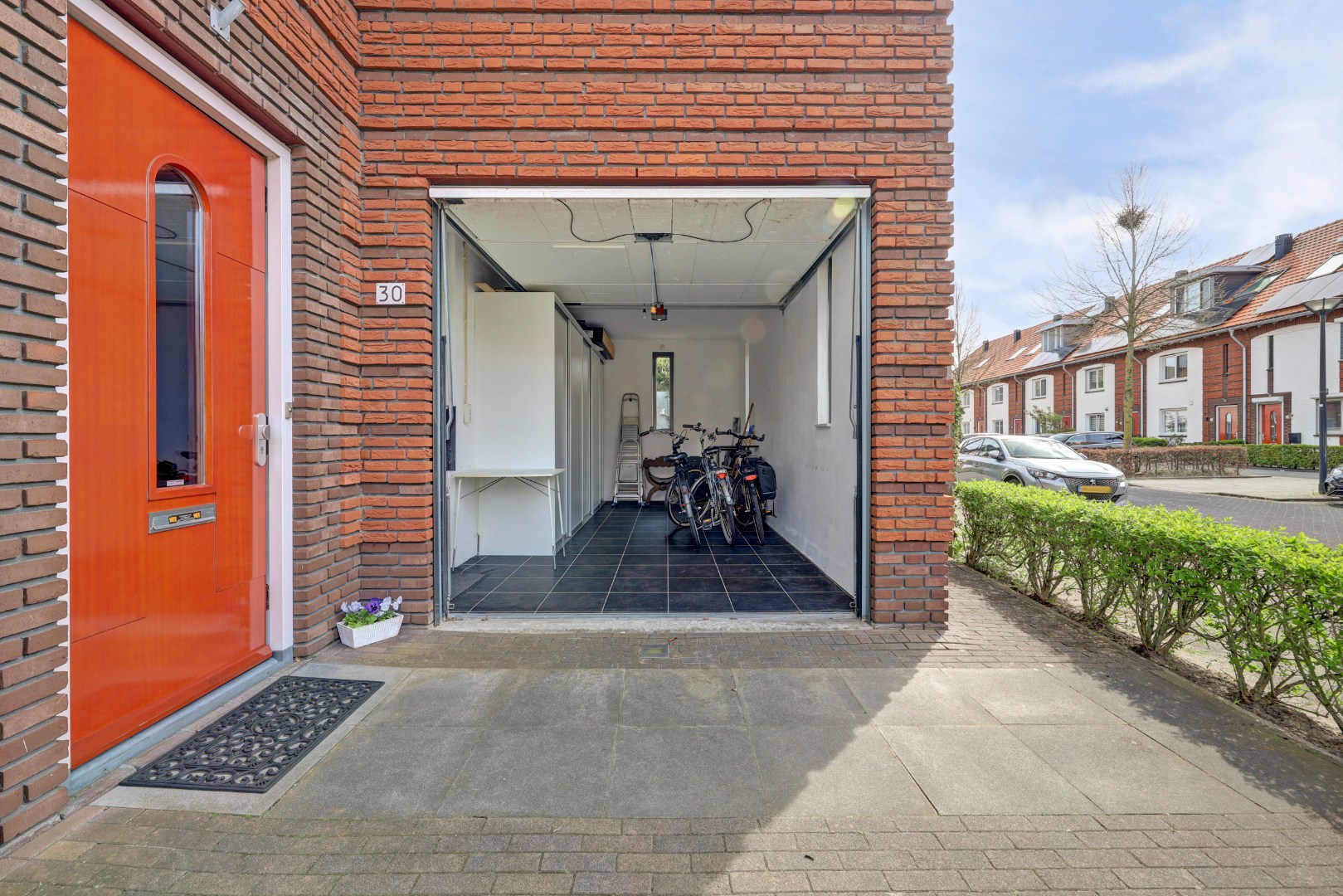 Luxe en royale 5-kamer 2-onder-1-kap woning met garage, eigen parkeerplaats, sauna én zonnige tuin op het zuiden en gelegen in een rustige straat! 