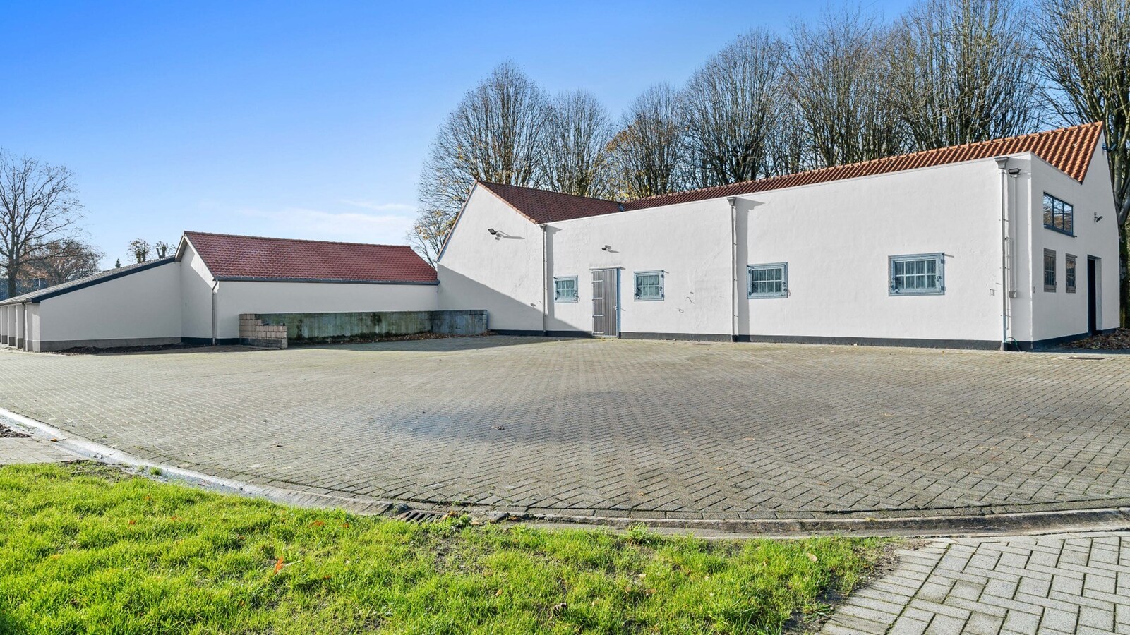Luxueus landhuis met binnen- en buitenpiste en paardenstallen op een domein van ca. 3 ha te As 