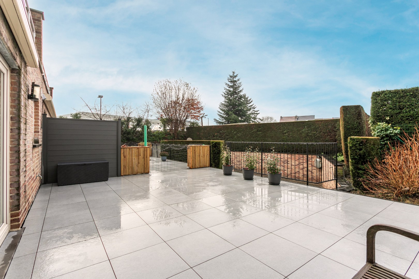 Instapklaar gelijkvloers appartement met 2 slaapkamers, garagebox en ruim terras (35 m²) aan TOP ligging in Halle 