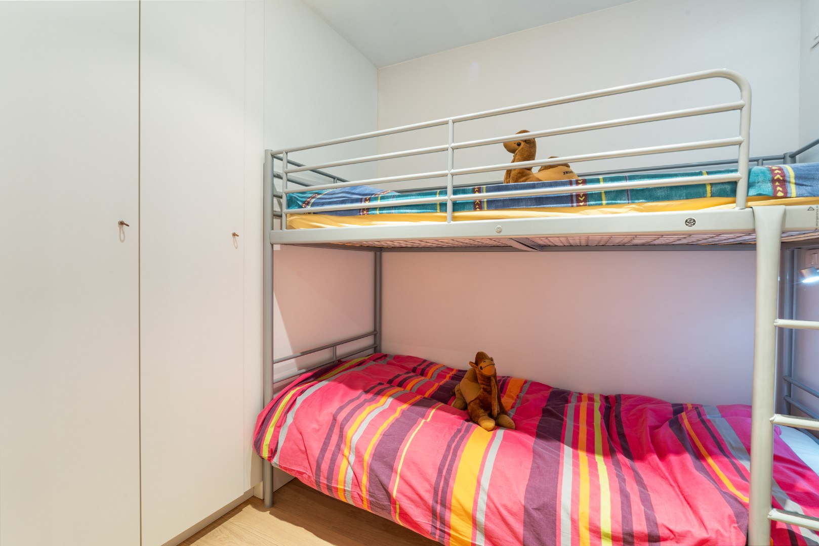 GERENOVEERD APPARTEMENT MET ZIJDELINGS ZEEZICHT: TOPLIGGING !! 