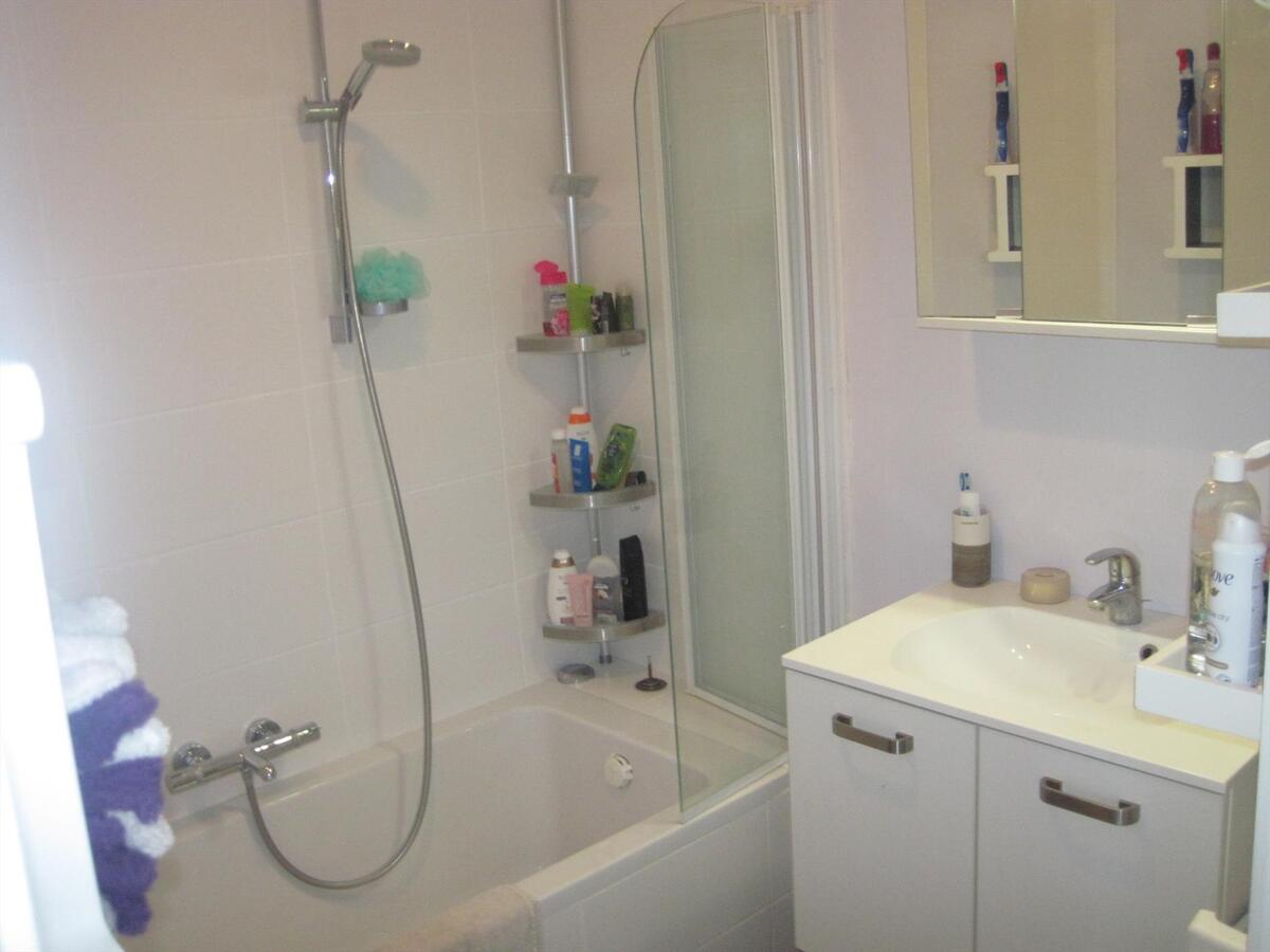 Ruim 2-slp-appartement met groot zonneterras én garage. Geen vaste kosten ! 