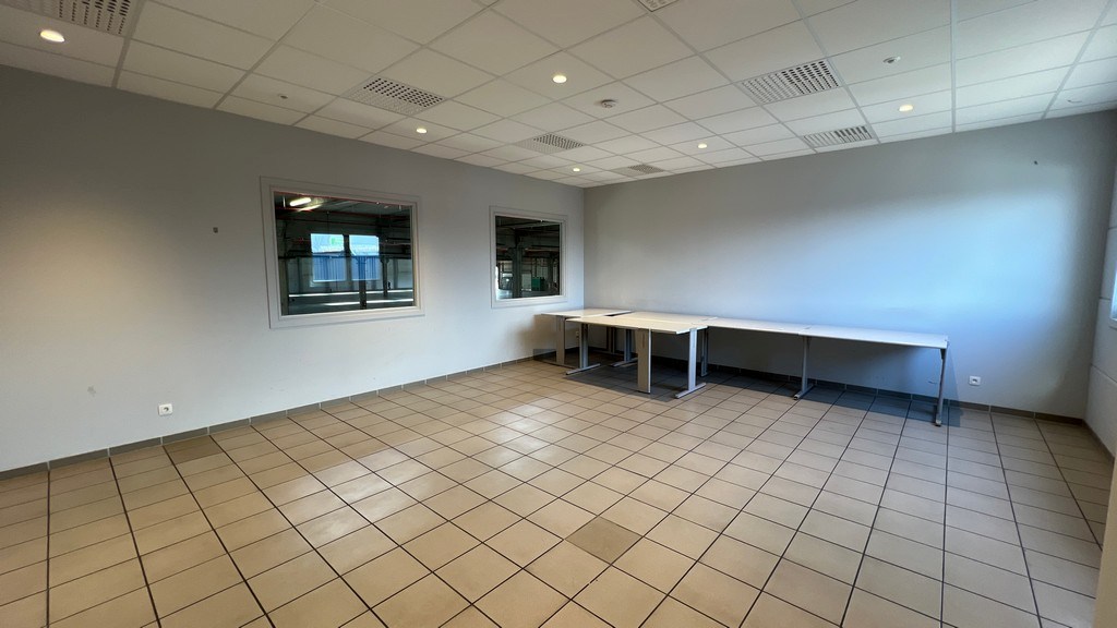 Opslagloodsen met buitenruimte te huur vlakbij afrit E17 in Sint-Niklaas