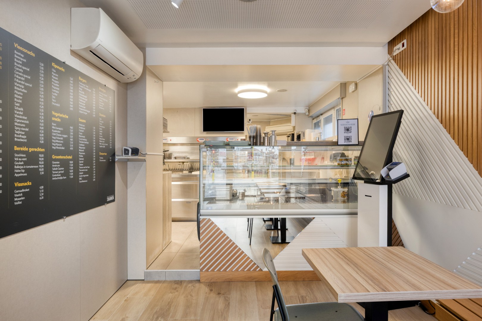 Opbrengsteigendom met handelspand en 3 appartementen te koop in Heverlee op een super ligging! 