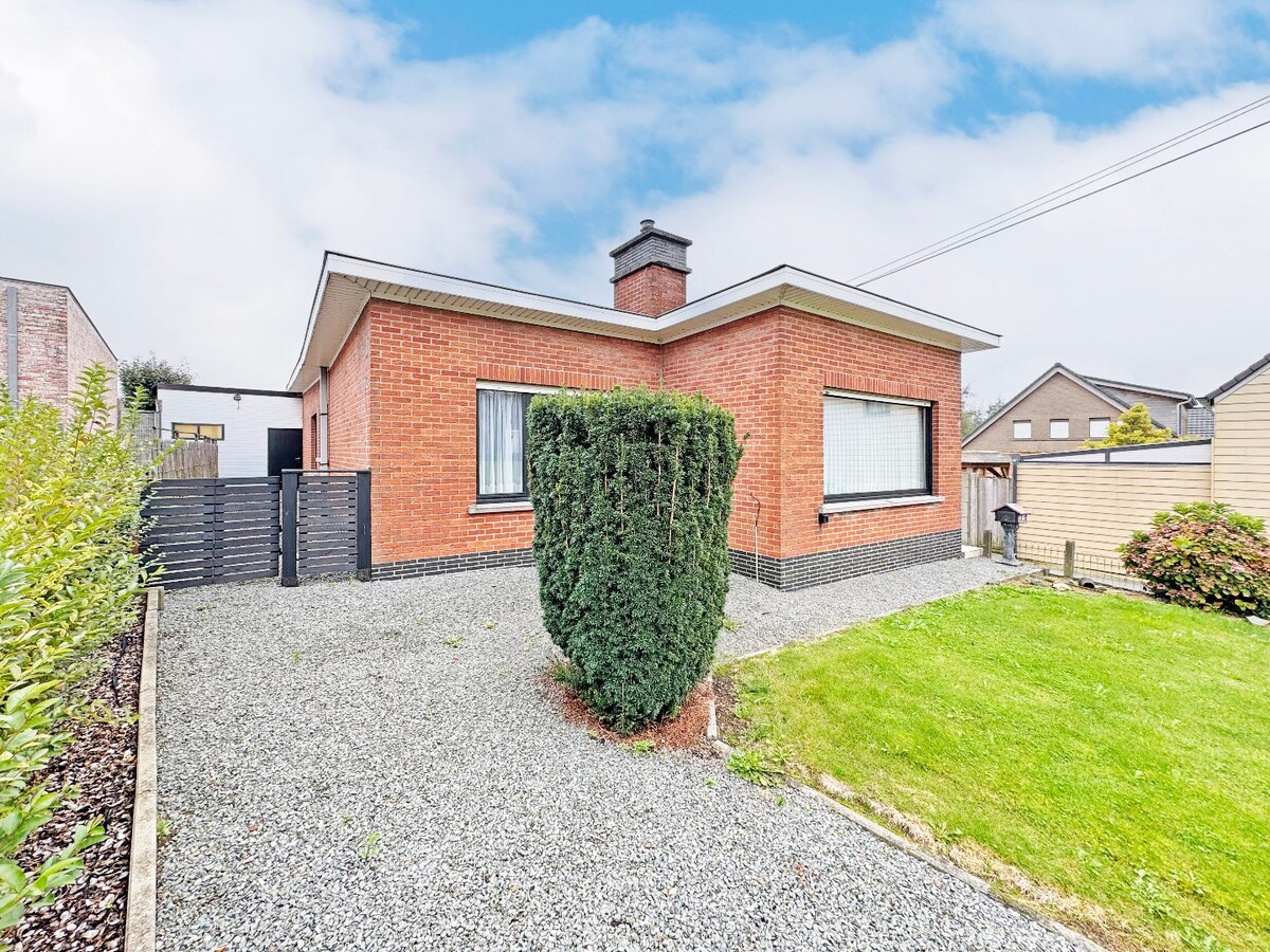 Seventies laagbouw met 2 garages en tuin te Erwetegem 