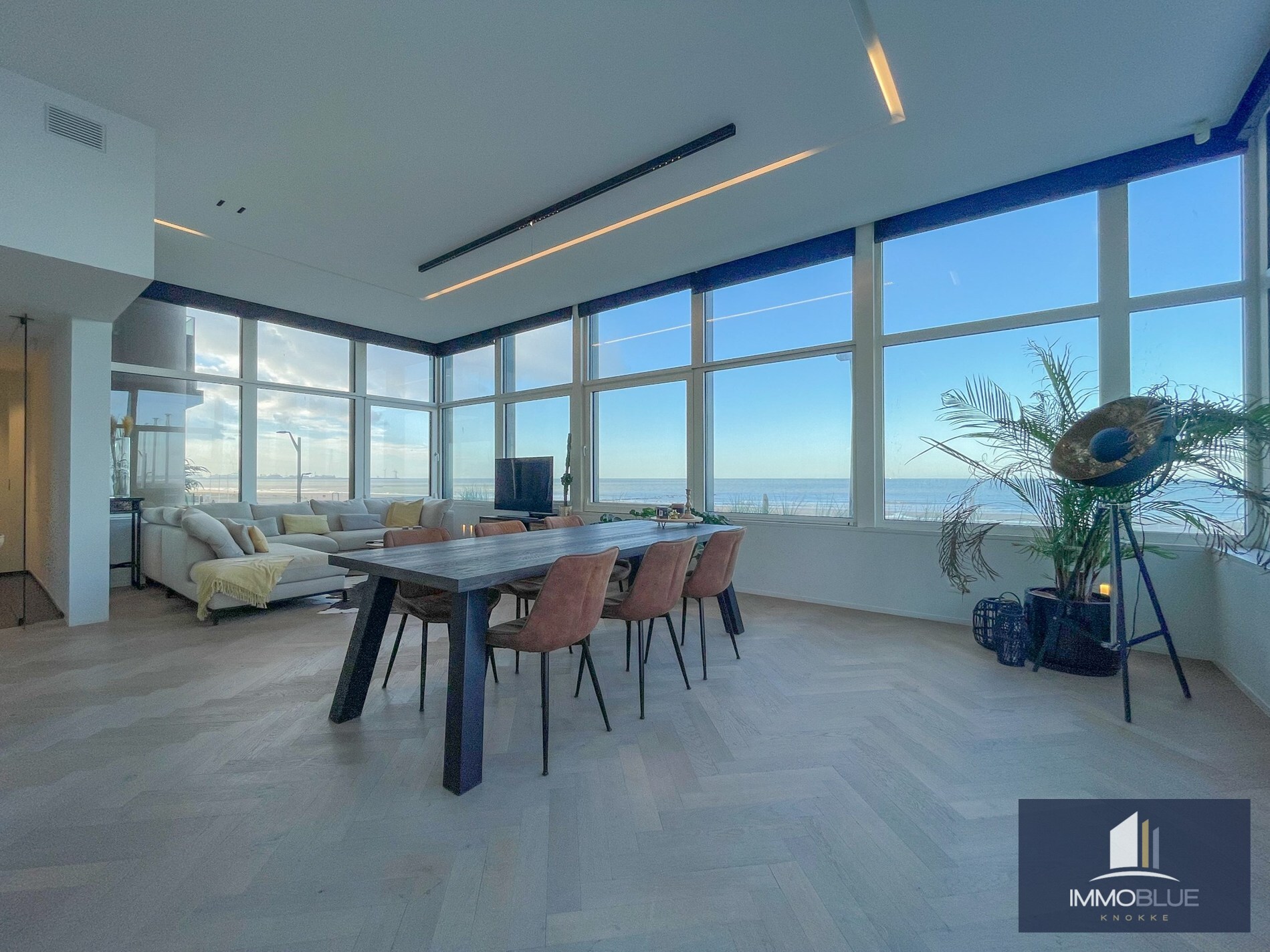 Uitzonderlijk, luxueus afgewerkt hoekappartement met frontaal zeezicht. 