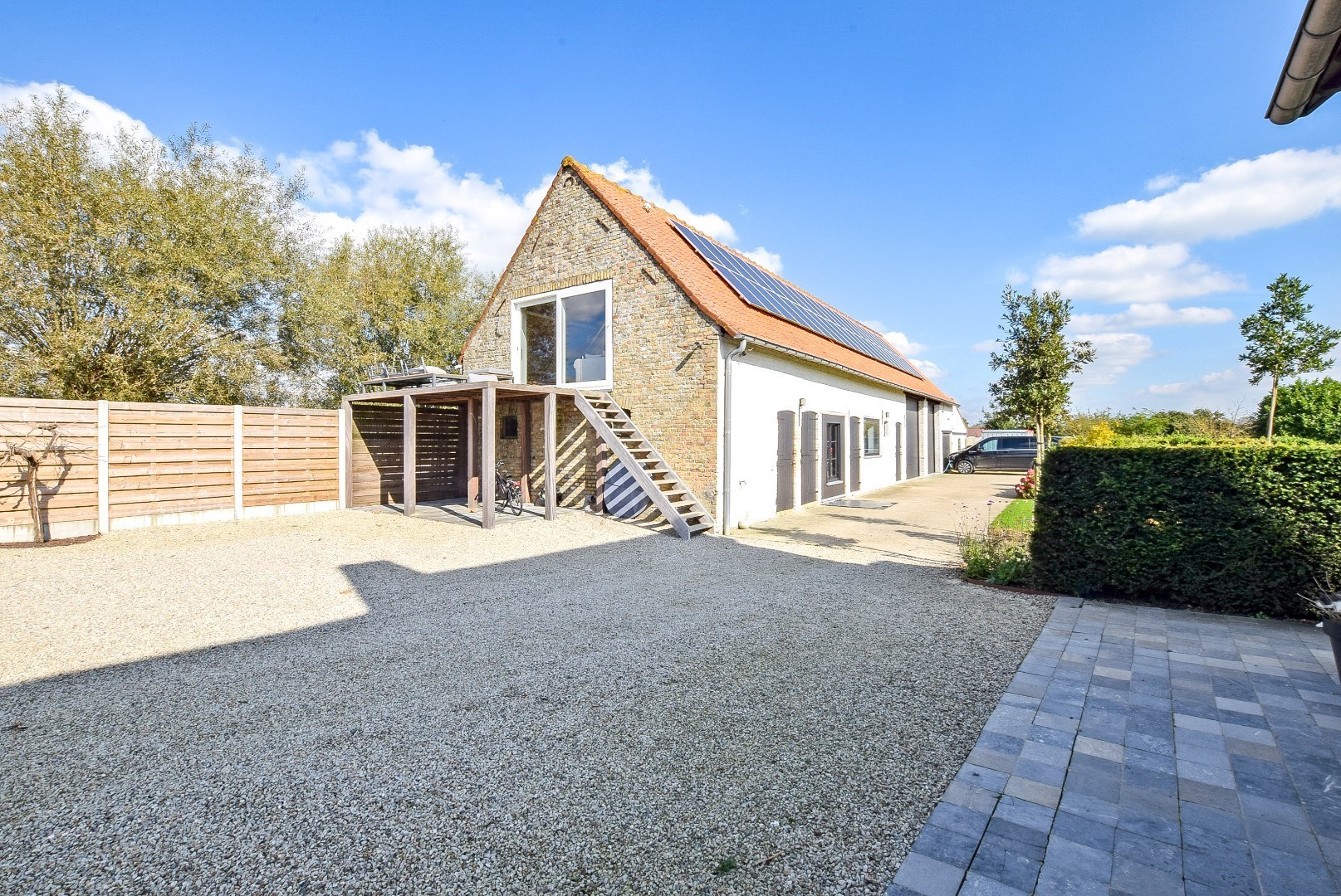 Instapklare woning met loods gelegen in een doodlopende straat 