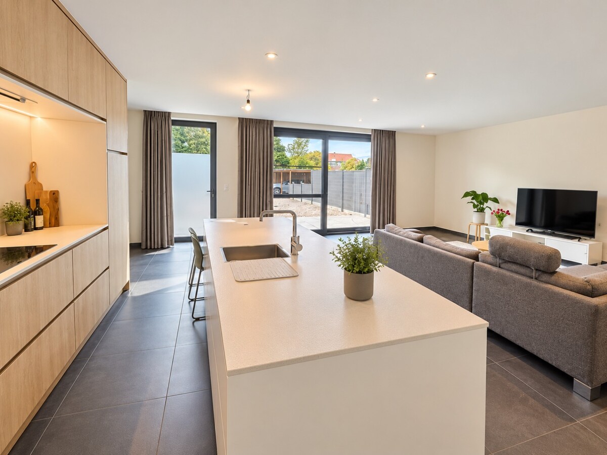 Comfortabel appartement met 3 slaapkamers, terras, tuin en carport. 