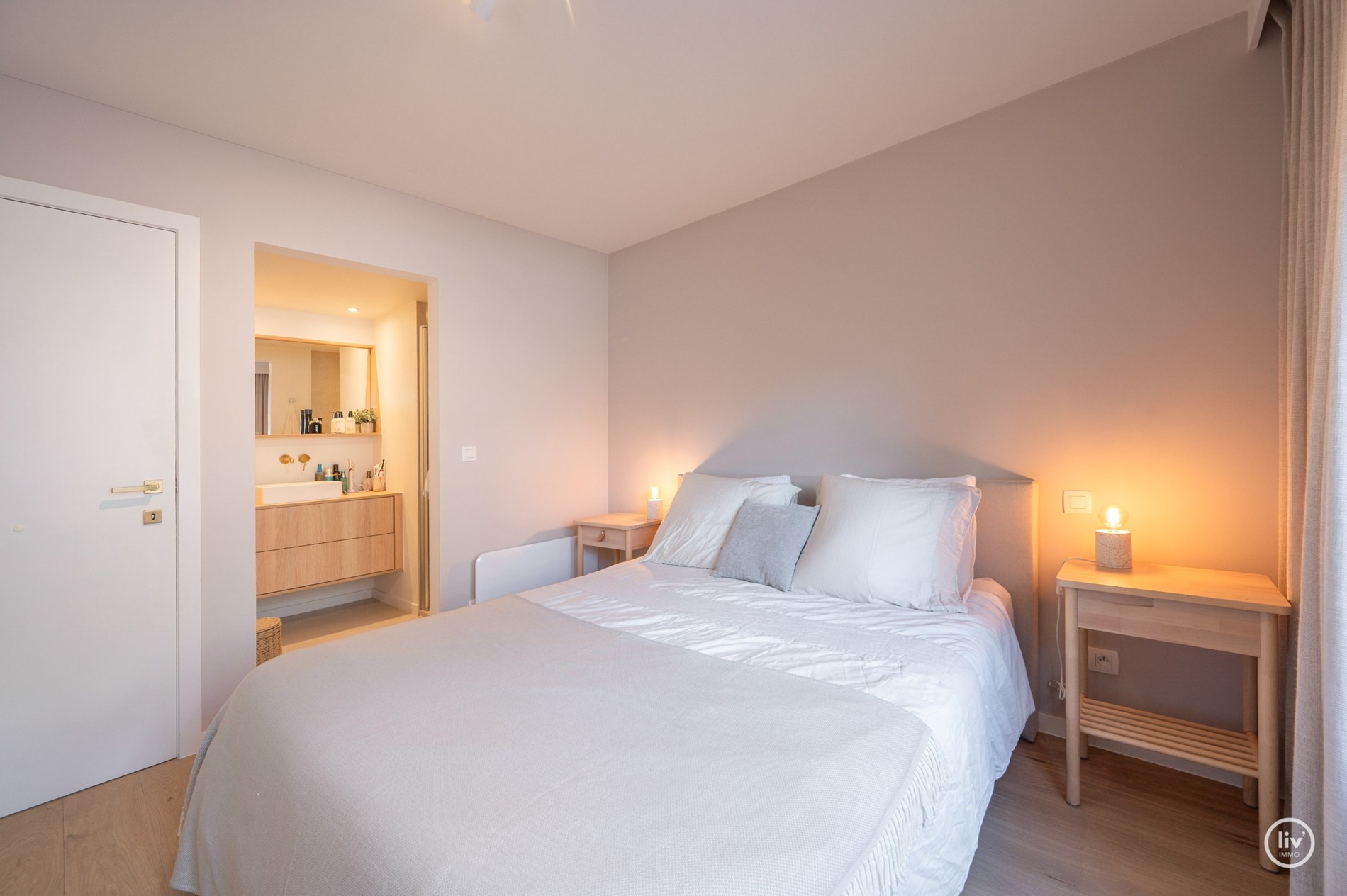Magnifique appartement rénové de 2 chambres avec de belles vues sur le parc Yzer à Knokke. 