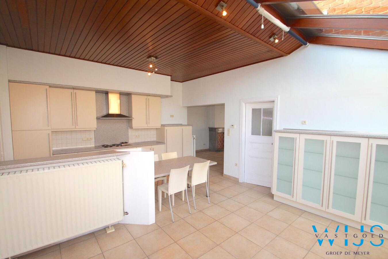 Zeer centraal gelegen en ruime woning met garage te Ertvelde ! 