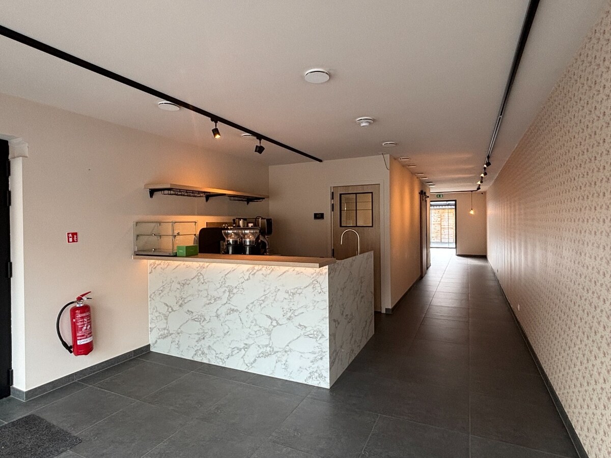 Instapklaar handelsgelijksvloers 90 m² met ruim terras  in het centrum Sint-Antonius naast Bpost. 