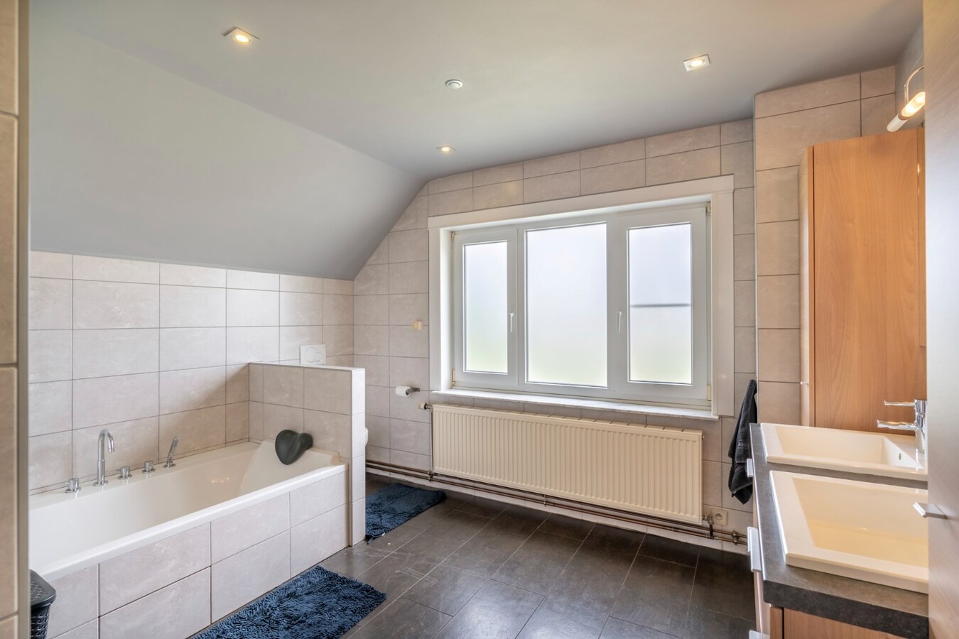 Ruime woning met 4 slaapkamers op een zeer ruim perceel. 